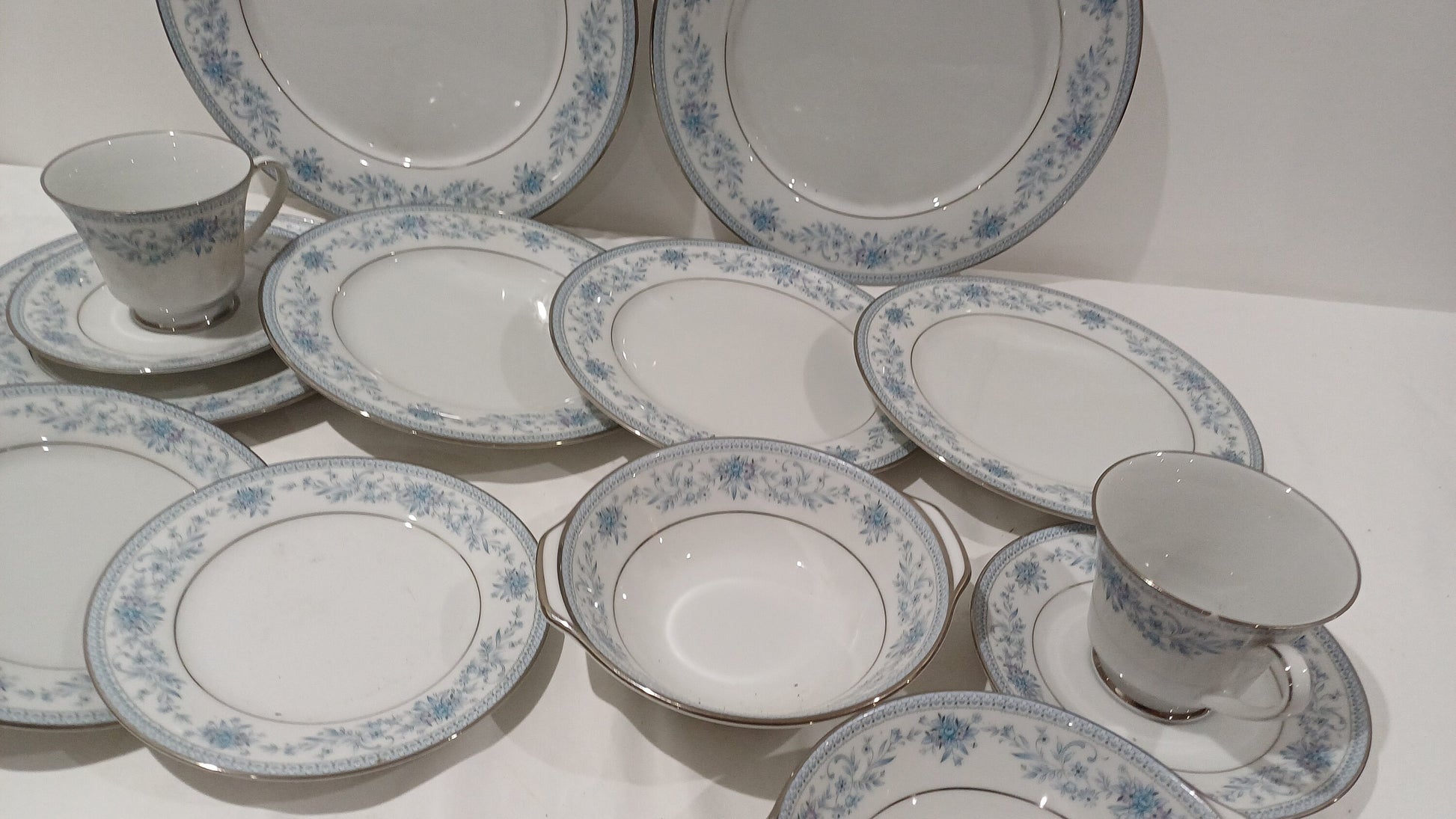 Noritake Blue Hill Part Dinner Service 20 pieces - excellent condition
