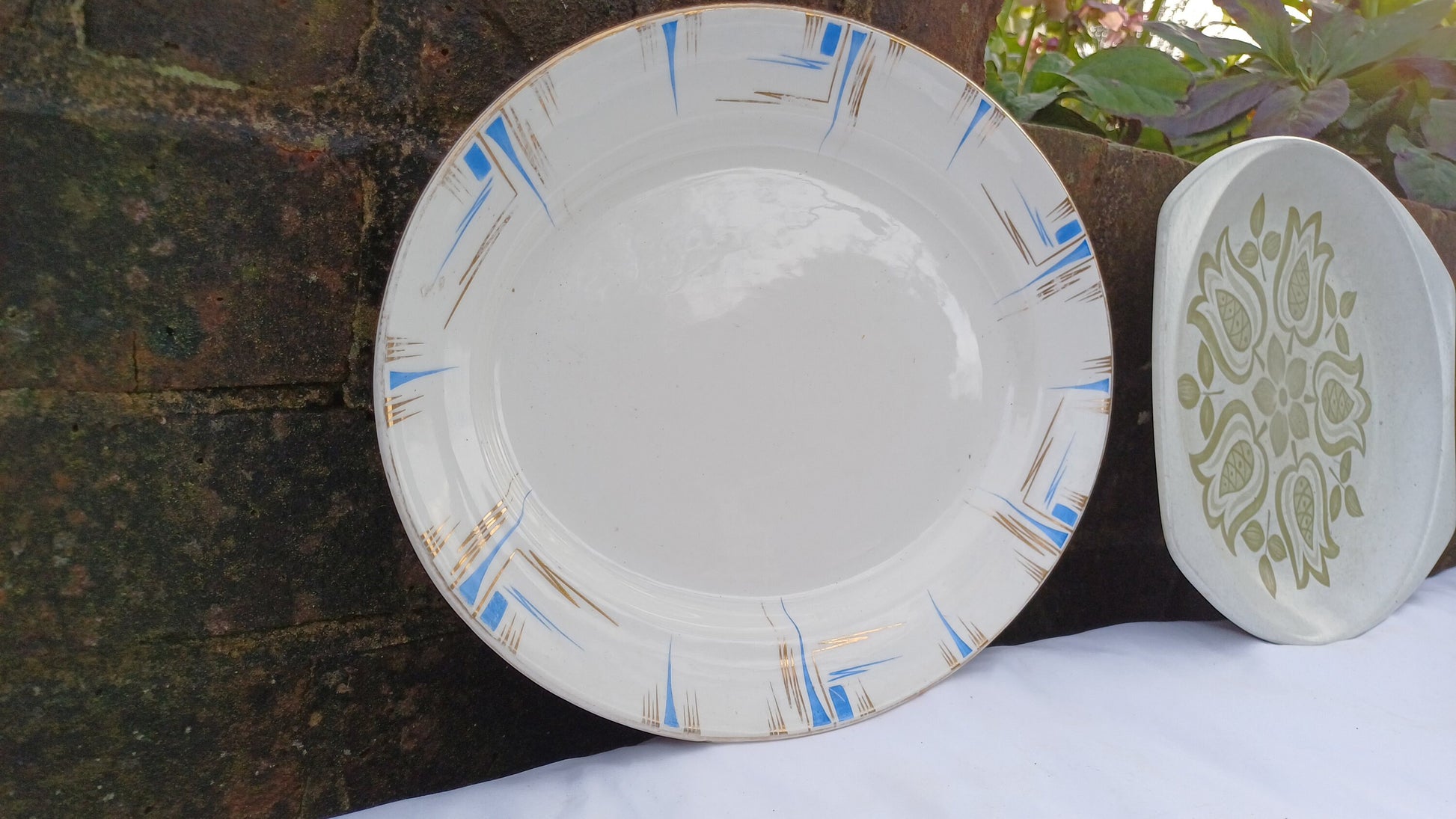 Two Pair of Vintage Retro Serving Plates Fish Meat or Pastries Mid 20th Century Pallissy and J&G Meakin ‘Maidstone’