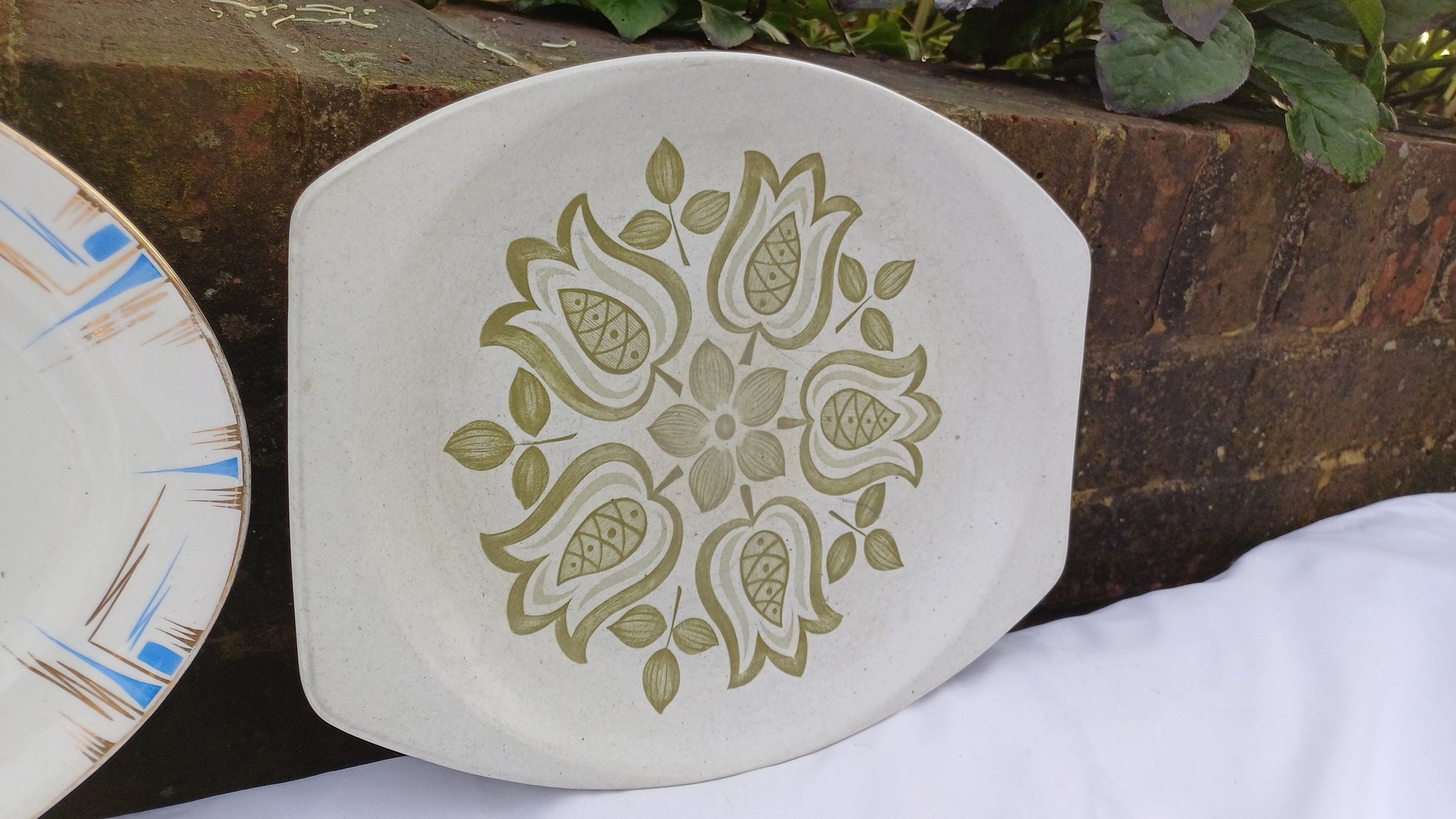Two Pair of Vintage Retro Serving Plates Fish Meat or Pastries Mid 20th Century Pallissy and J&G Meakin ‘Maidstone’