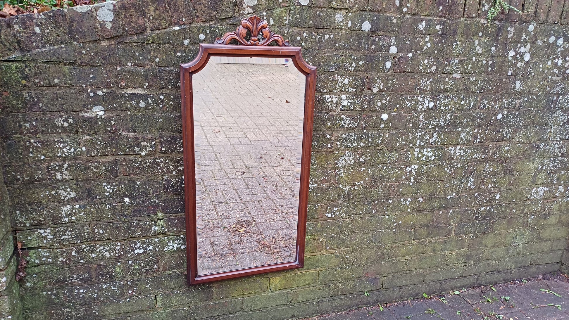 Superb Imposing Victorian Mahogany Wall Mirror Superb Quality. 99 x 47 cm