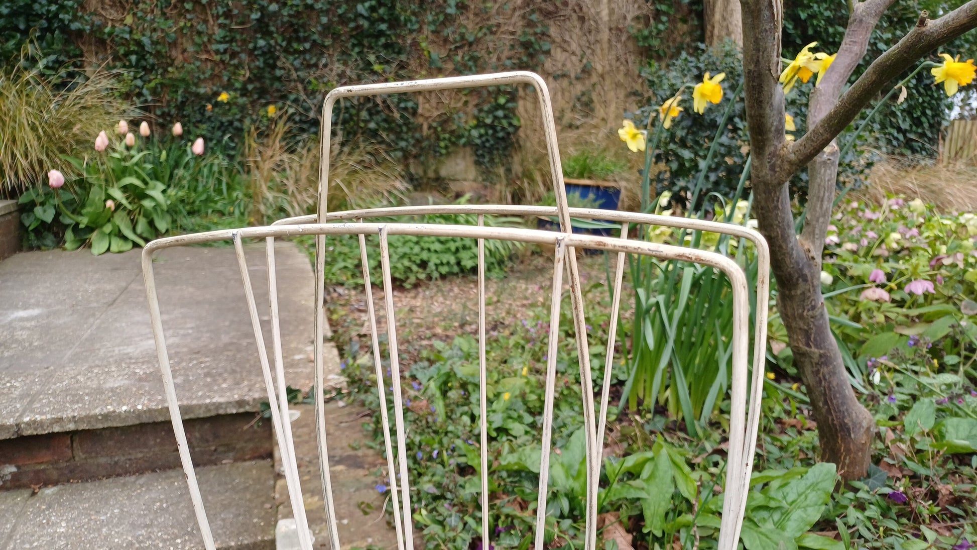 Vintage Retro White Metal Magazine Rack with Atomic Red Feet.