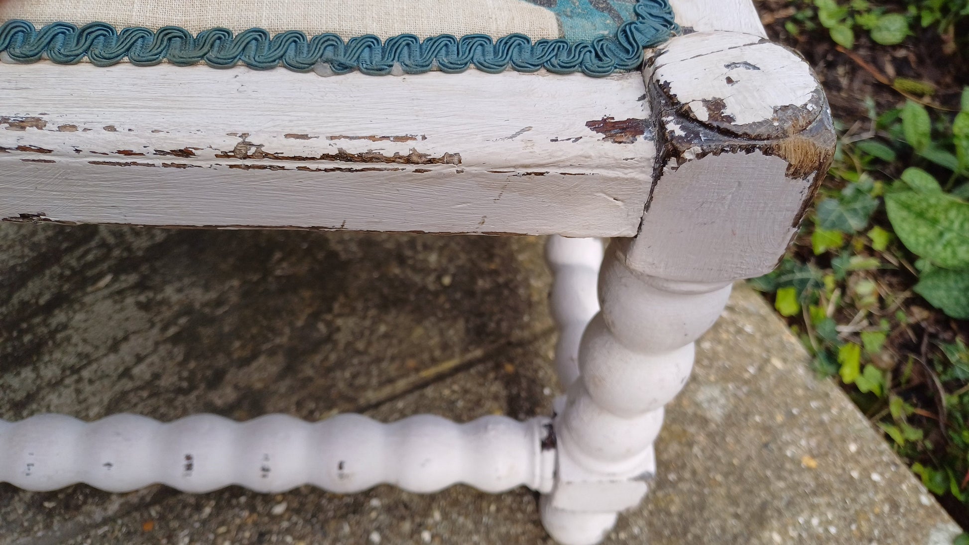 Vintage Painted Shabby Chic White Stool with Parrot Decoration Motif