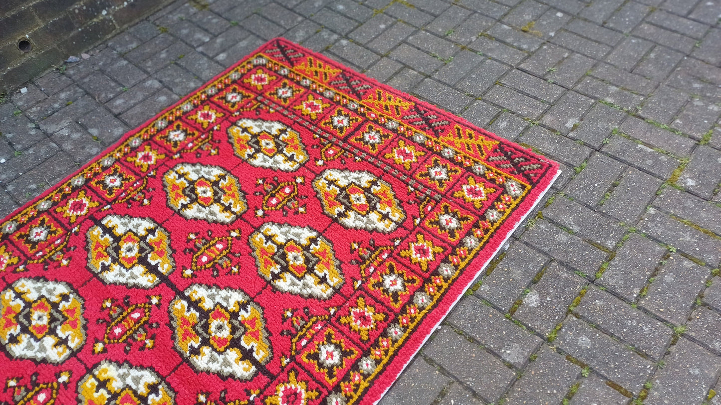 Quality Large Red Pattern Vintage Woollen Woven Decorative Vintage Rug 70s or 80s Vibrant Red