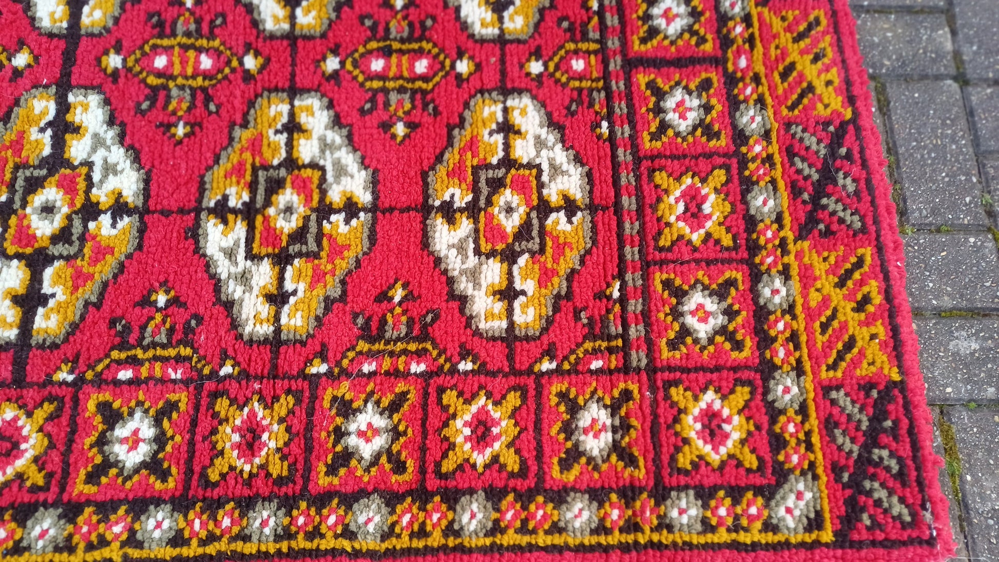Quality Large Red Pattern Vintage Woollen Woven Decorative Vintage Rug 70s or 80s Vibrant Red