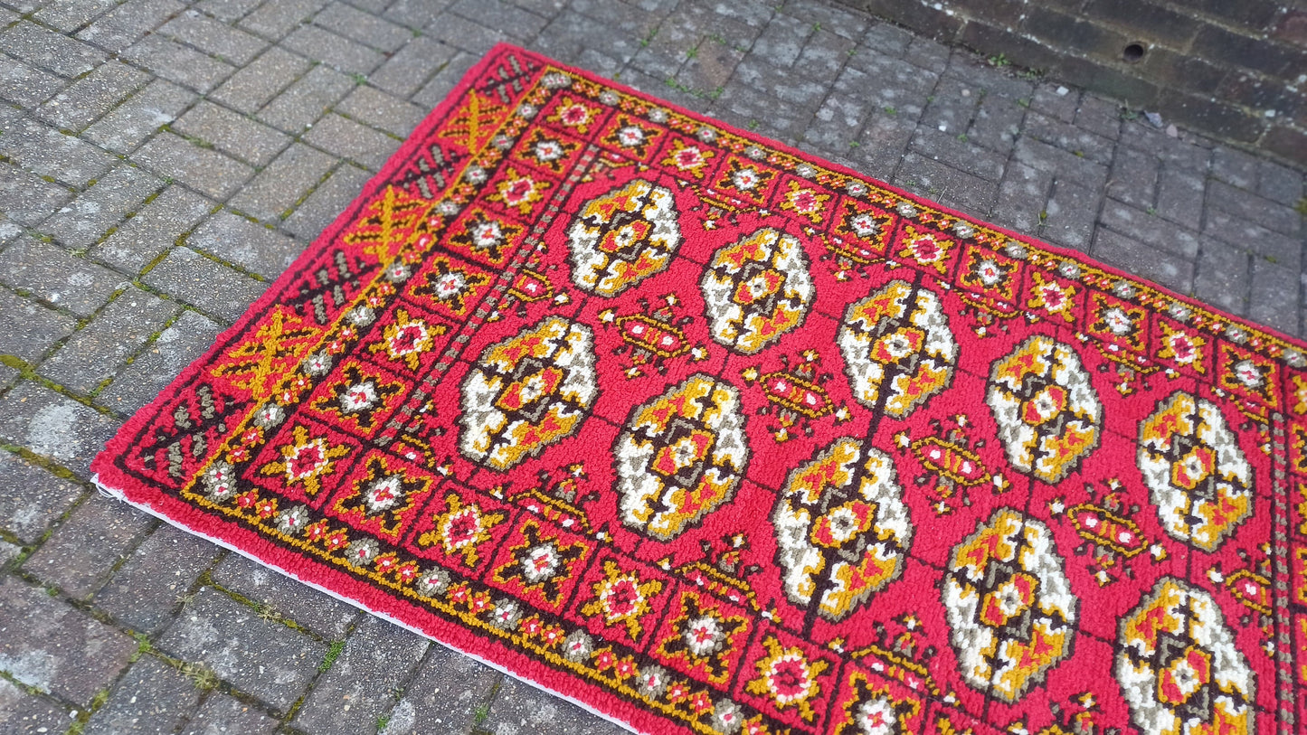 Quality Large Red Pattern Vintage Woollen Woven Decorative Vintage Rug 70s or 80s Vibrant Red