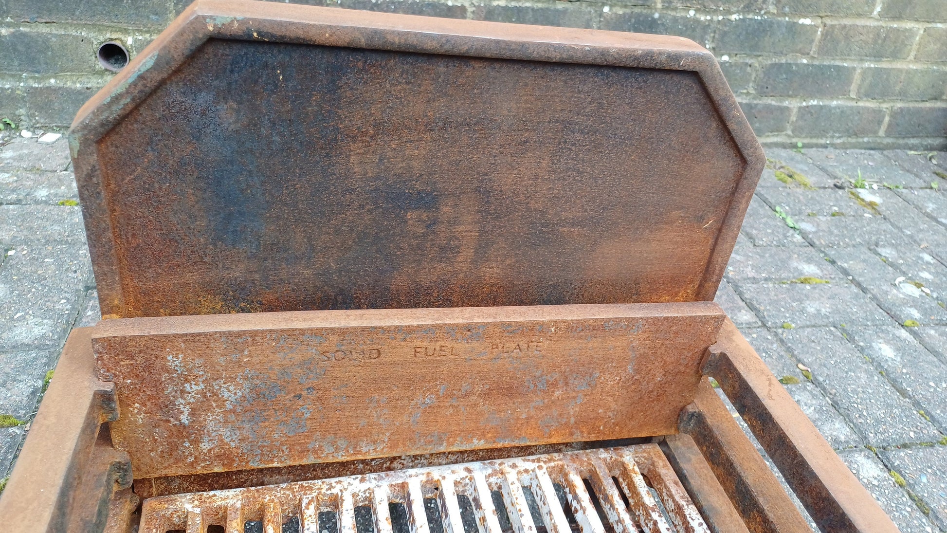 Vintage Solid Iron Fireplace Inset Hearth ‘Gallery’ Fire Basket