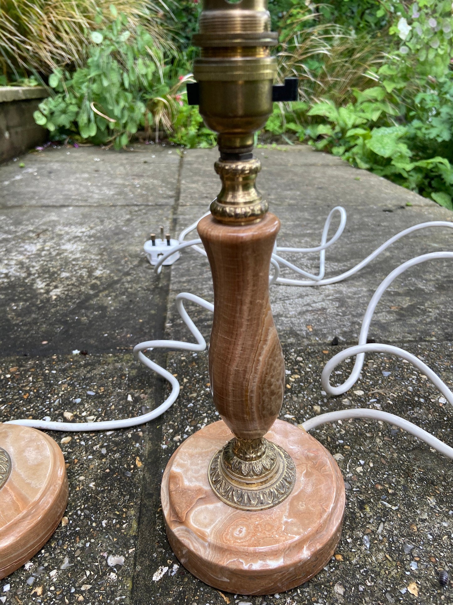 Gorgeous pair of vintage brown and cream onyx lamps, with metal details, working vintage onyx lamps, working table lamps