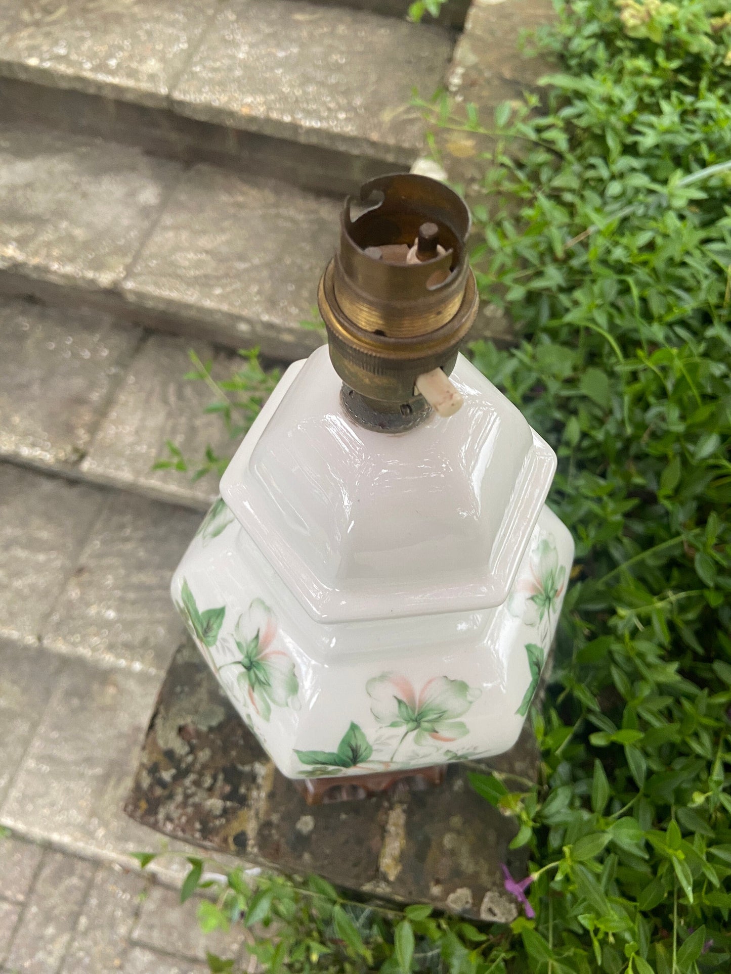 Gorgeous vintage Ginger Jar, Oriental, Chinese Vintage Table lamp, white with carved wooden base, covered in pretty cherry blossoms