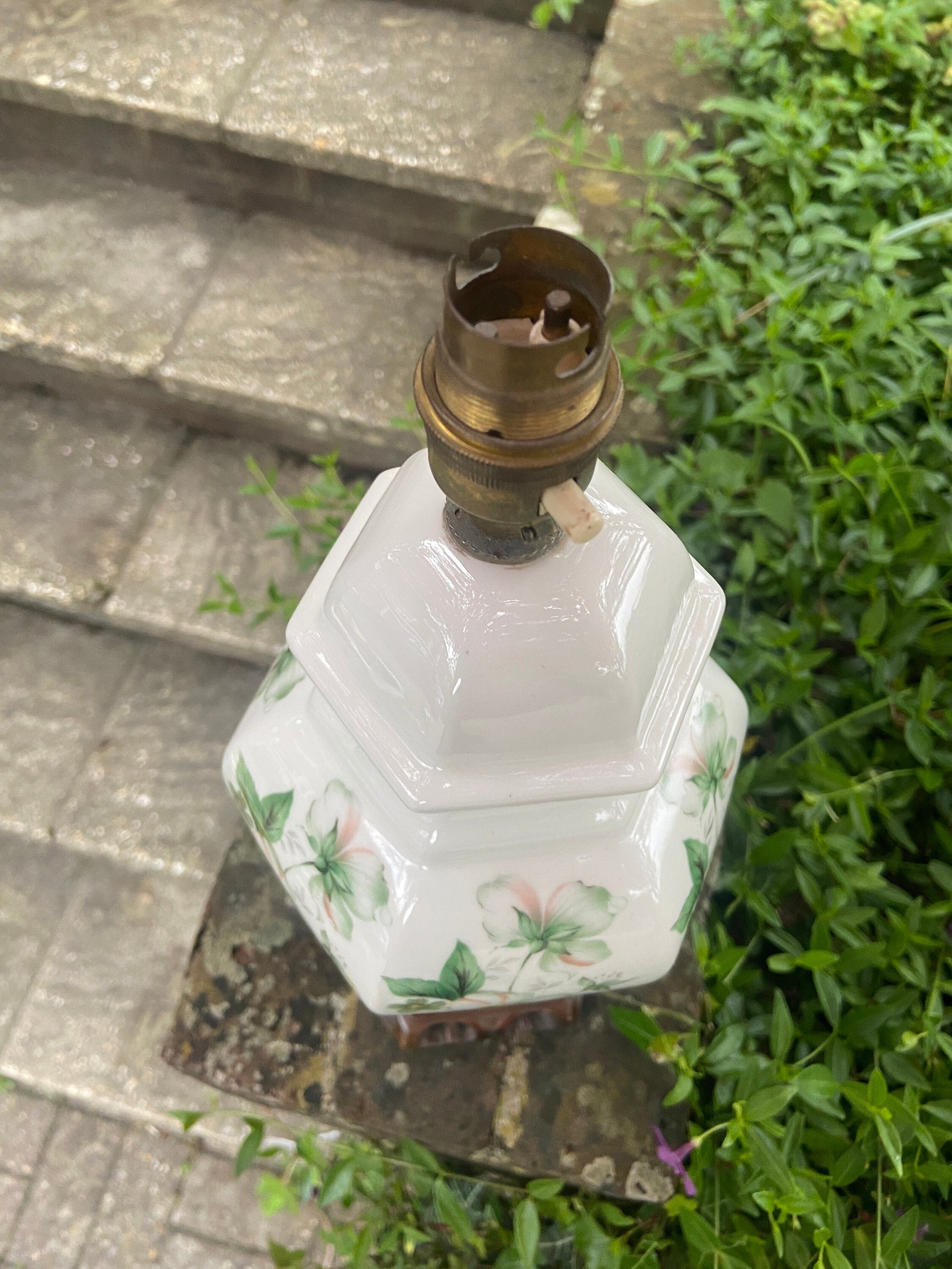 Gorgeous vintage Ginger Jar, Oriental, Chinese Vintage Table lamp, white with carved wooden base, covered in pretty cherry blossoms
