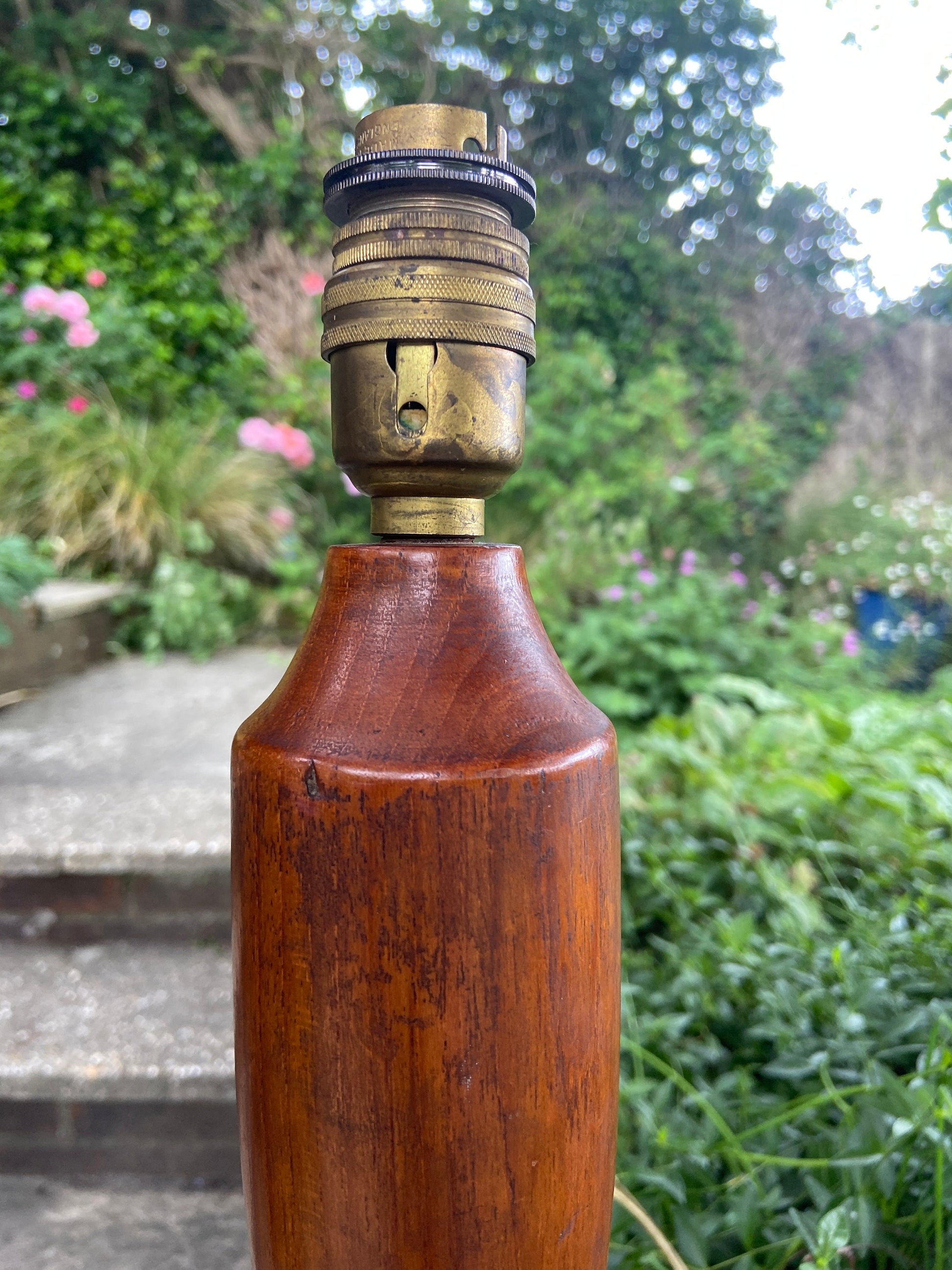 Retro 70s wooden vintage table lamp - golden brown candlestick table lamp working condition