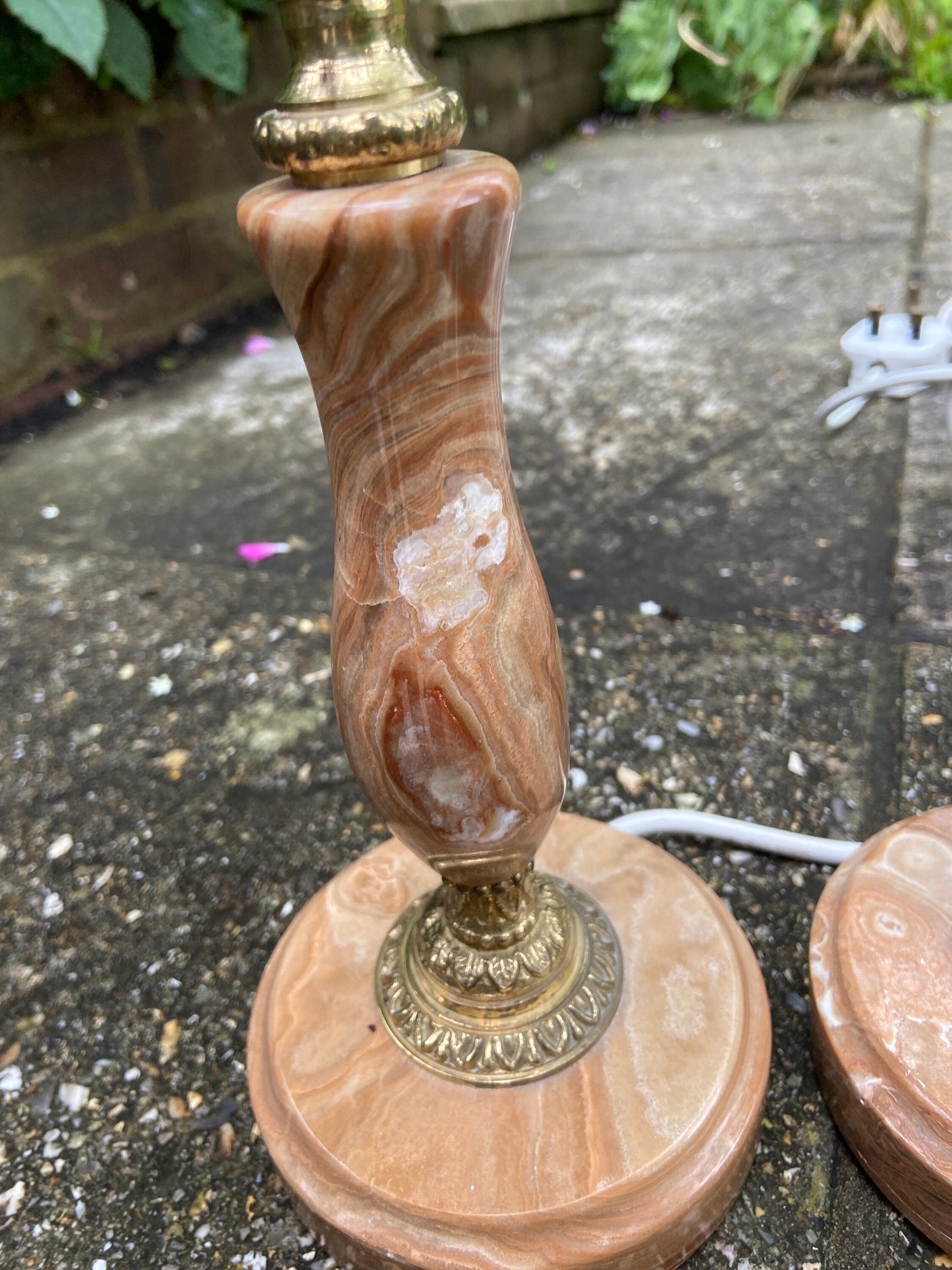 Gorgeous pair of vintage brown and cream onyx lamps, with metal details, working vintage onyx lamps, working table lamps