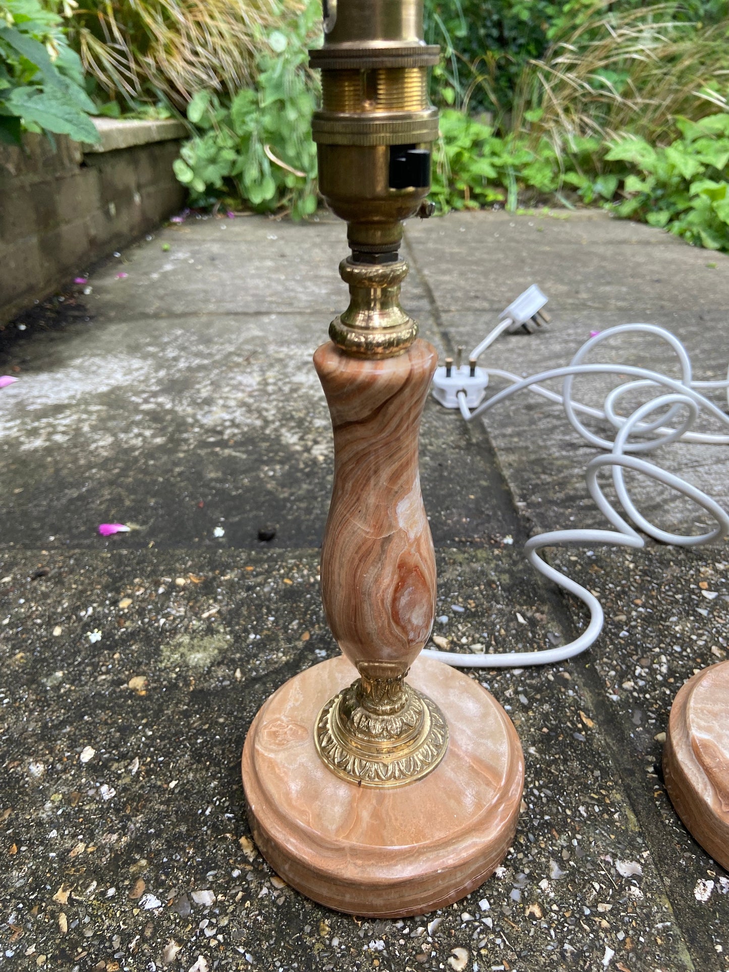 Gorgeous pair of vintage brown and cream onyx lamps, with metal details, working vintage onyx lamps, working table lamps