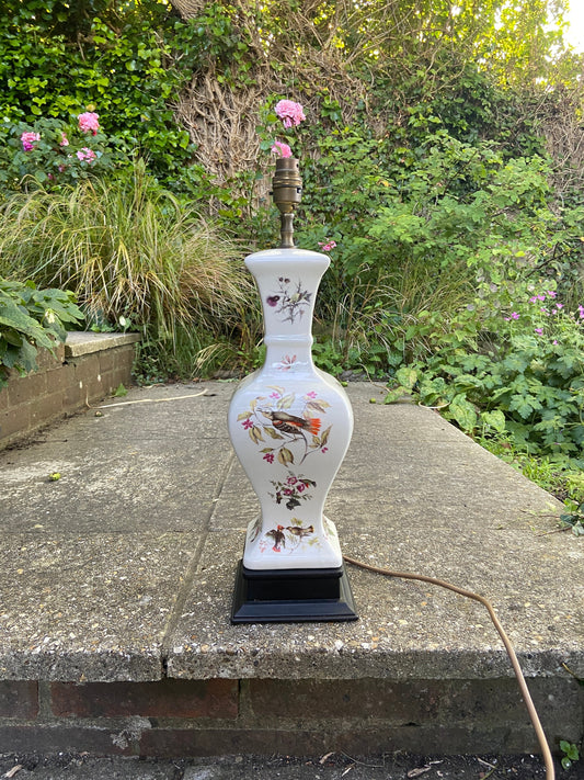 tall elegant ceramic lamp with bird decoration. working vintage table lamp. metal black base.