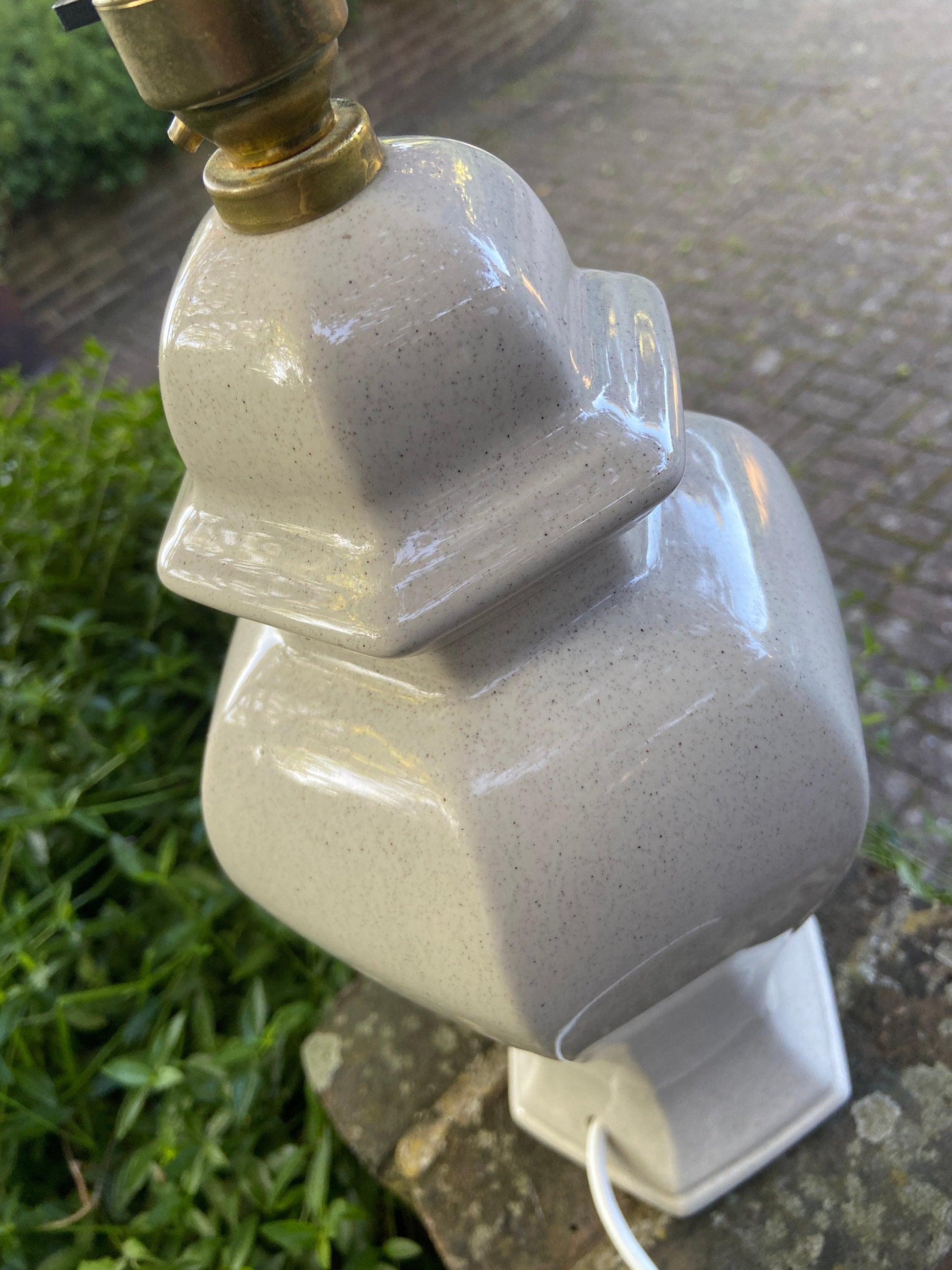 Ceramic cream beige vintage table lamp in ginger jar style with light speckled finish, large size, attractive working table lamp
