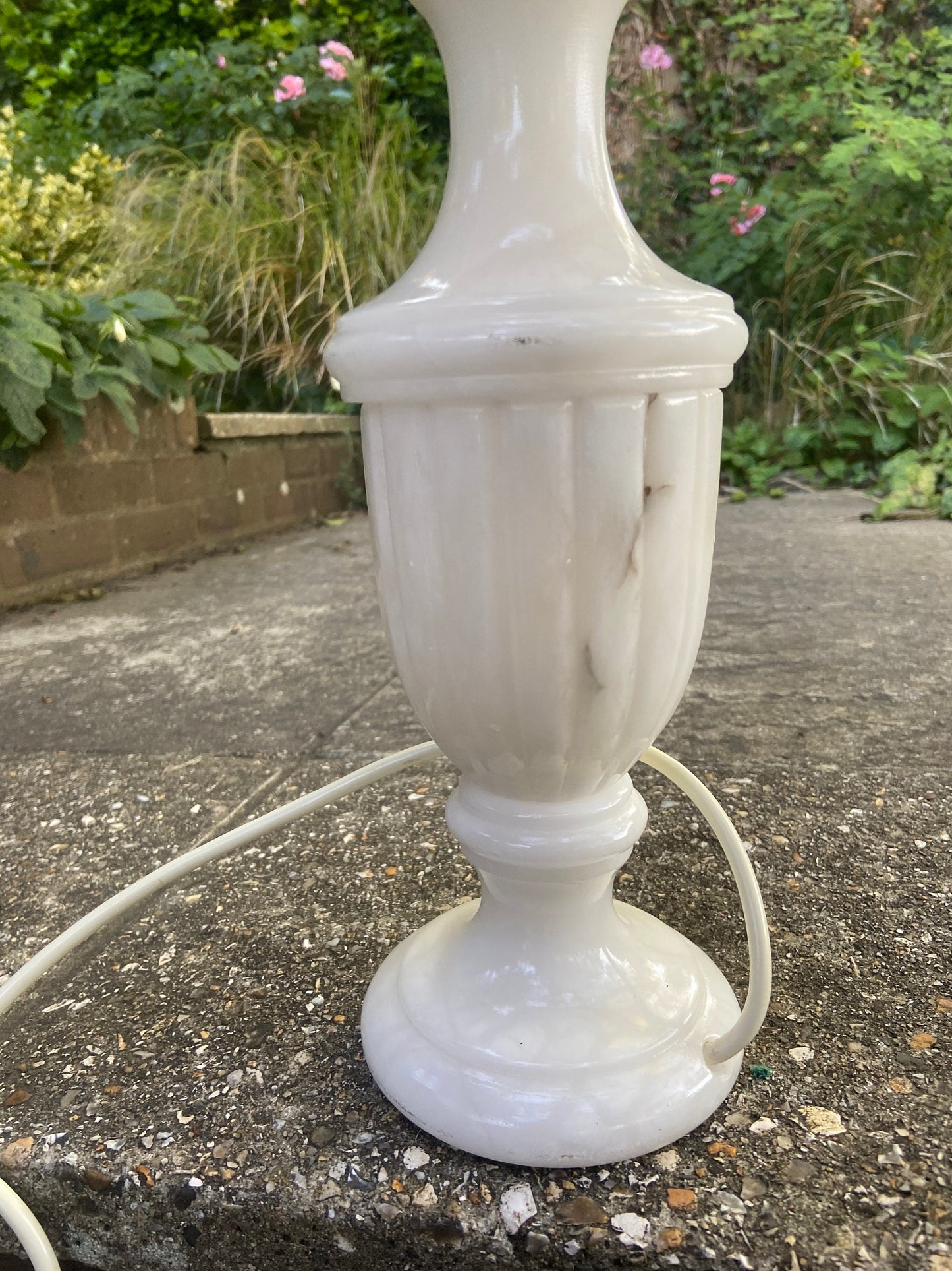 Large vintage creamy white alabaster table lamp and matching vintage shade; quality vintage lamp, 1980s/1990s, working condition