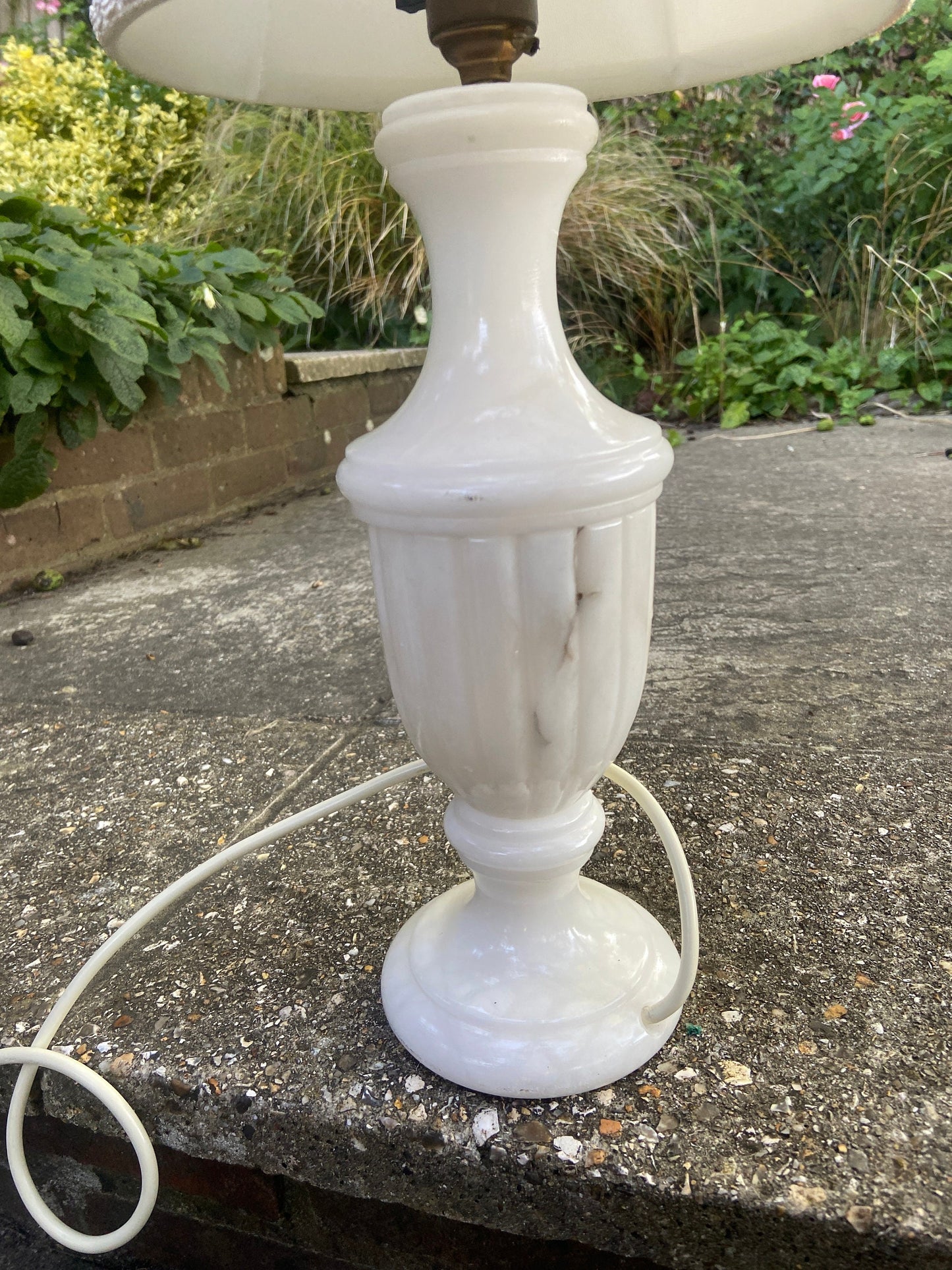 Large vintage creamy white alabaster table lamp and matching vintage shade; quality vintage lamp, 1980s/1990s, working condition