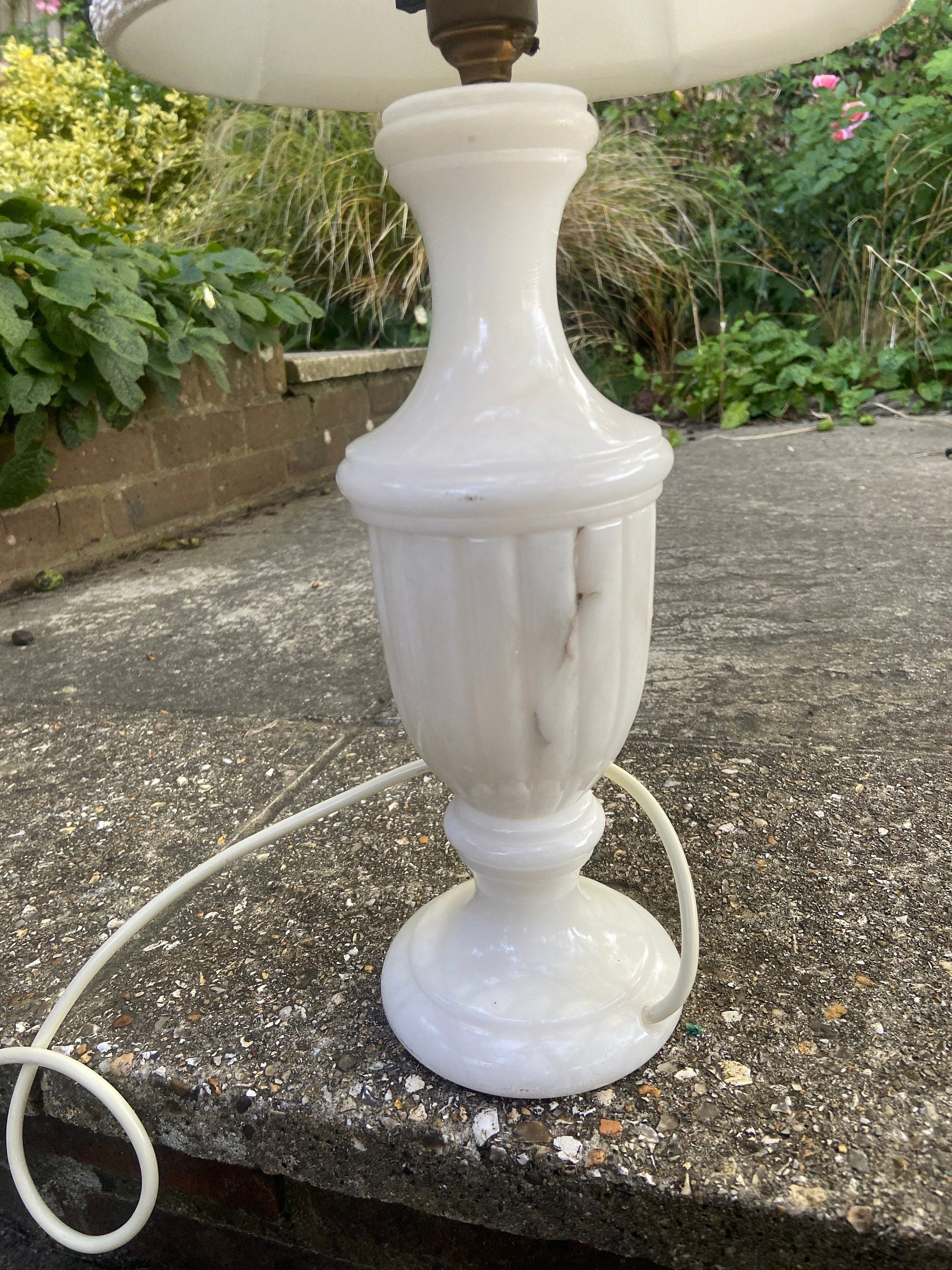 Large vintage creamy white alabaster table lamp and matching vintage shade; quality vintage lamp, 1980s/1990s, working condition