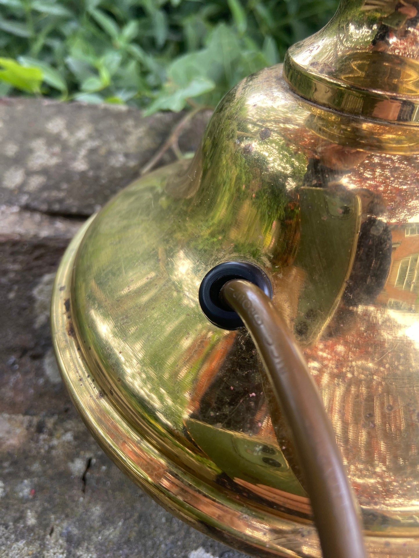 Classic vintage brass table lamp, Made in England, good quality, classic shape, working condition, large