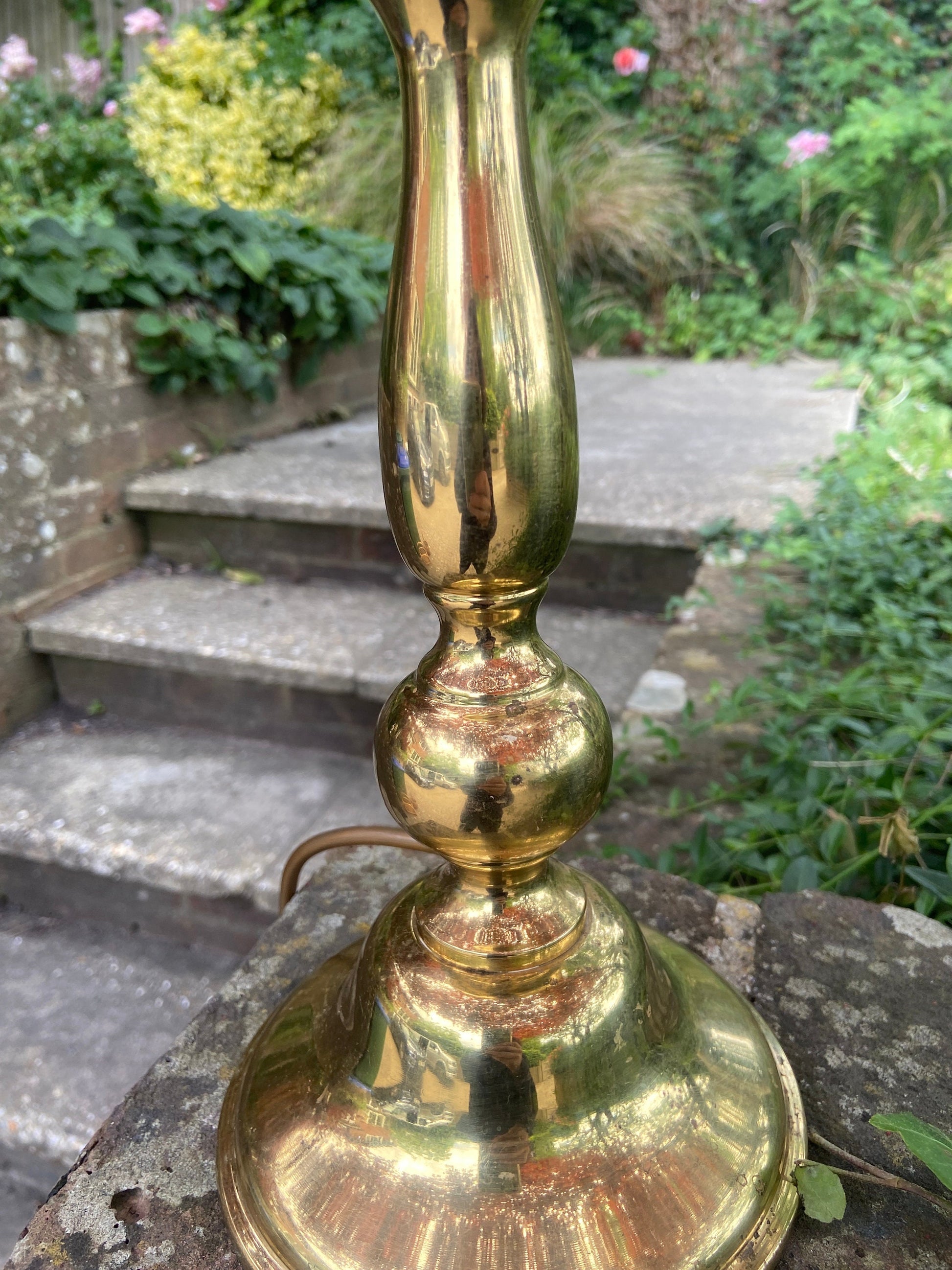 Classic vintage brass table lamp, Made in England, good quality, classic shape, working condition, large