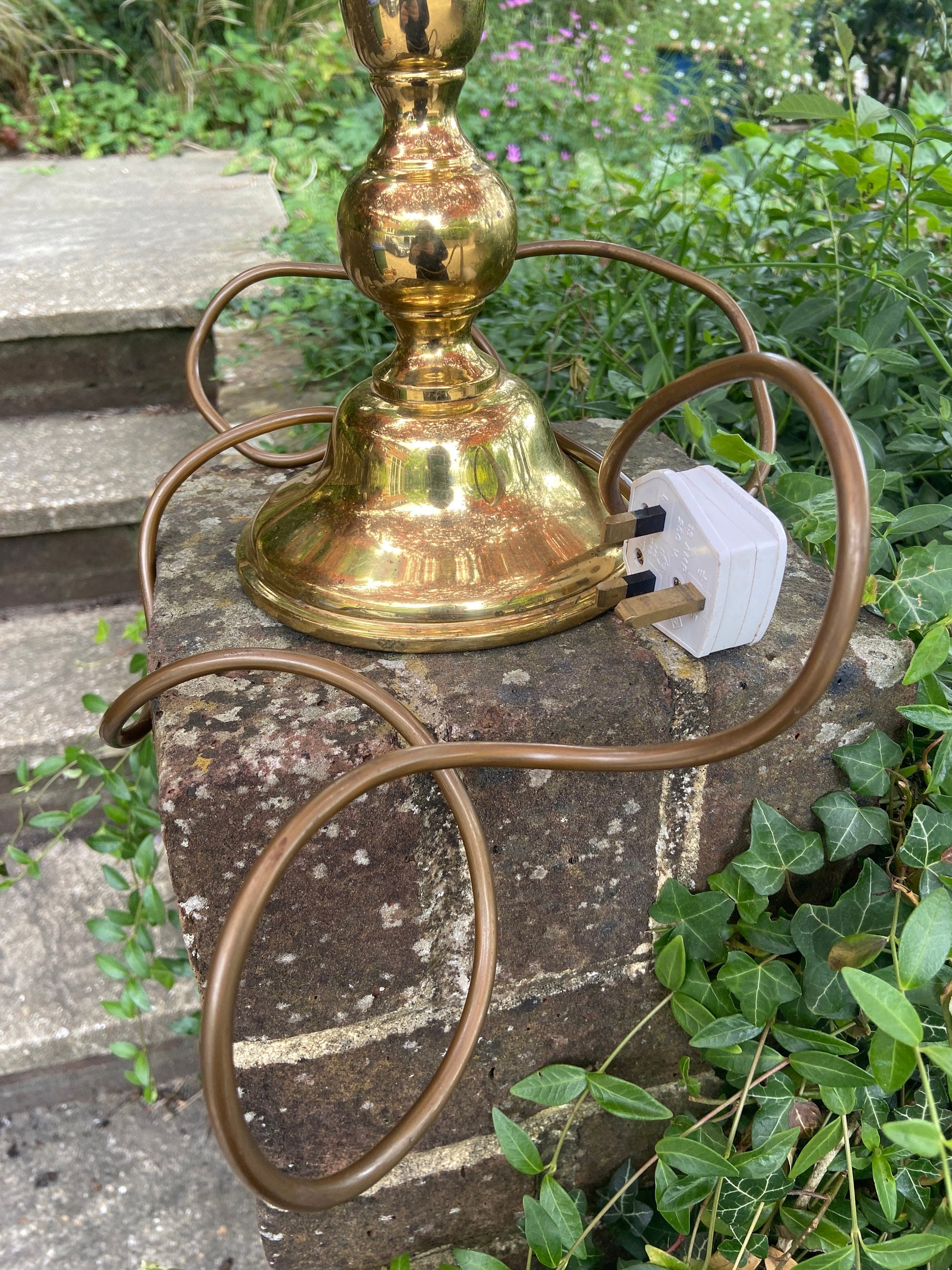 Classic vintage brass table lamp, Made in England, good quality, classic shape, working condition, large