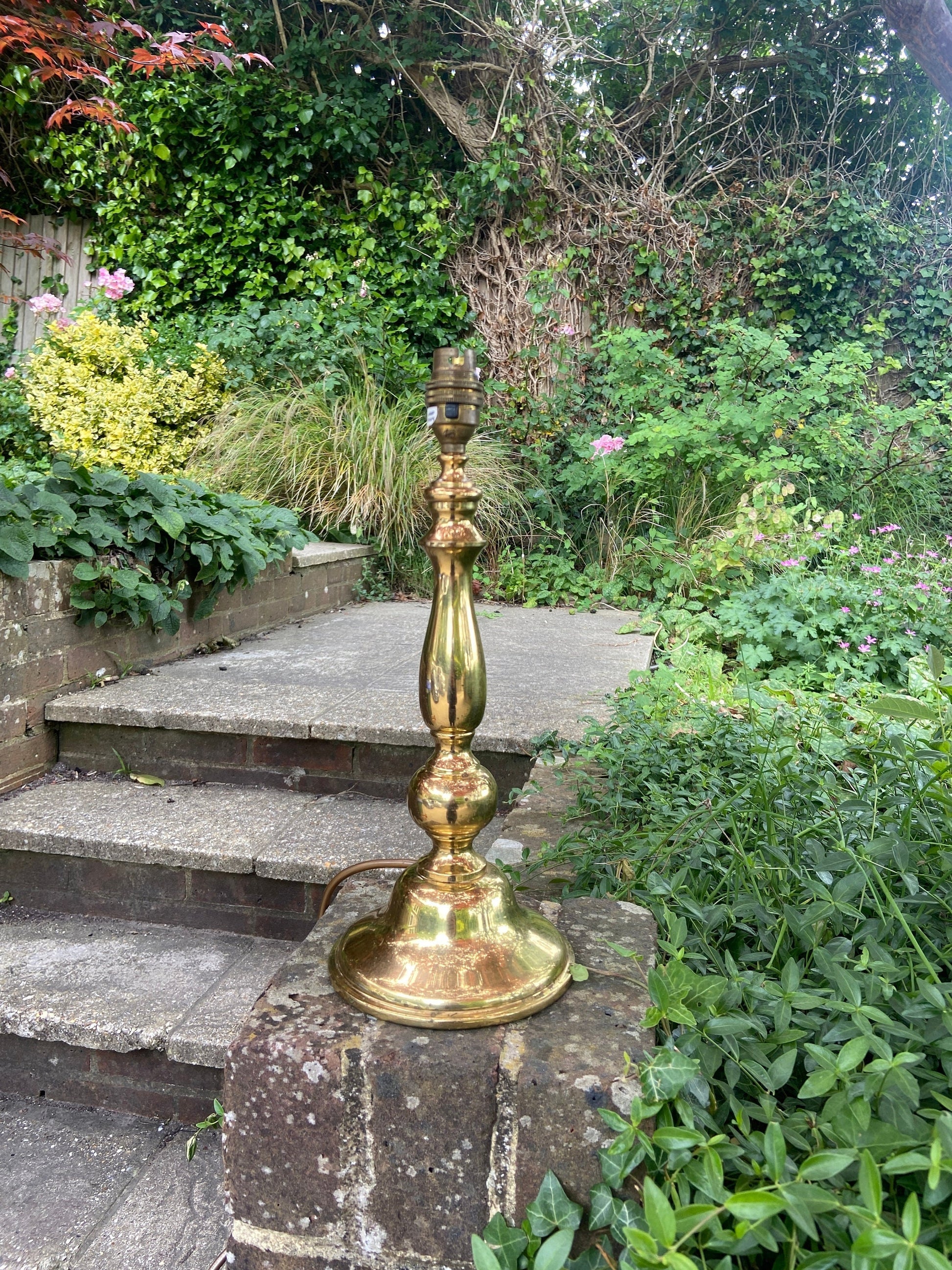 classic vintage table lamp. quality brass made in England. working. classic shape. quite tall.
