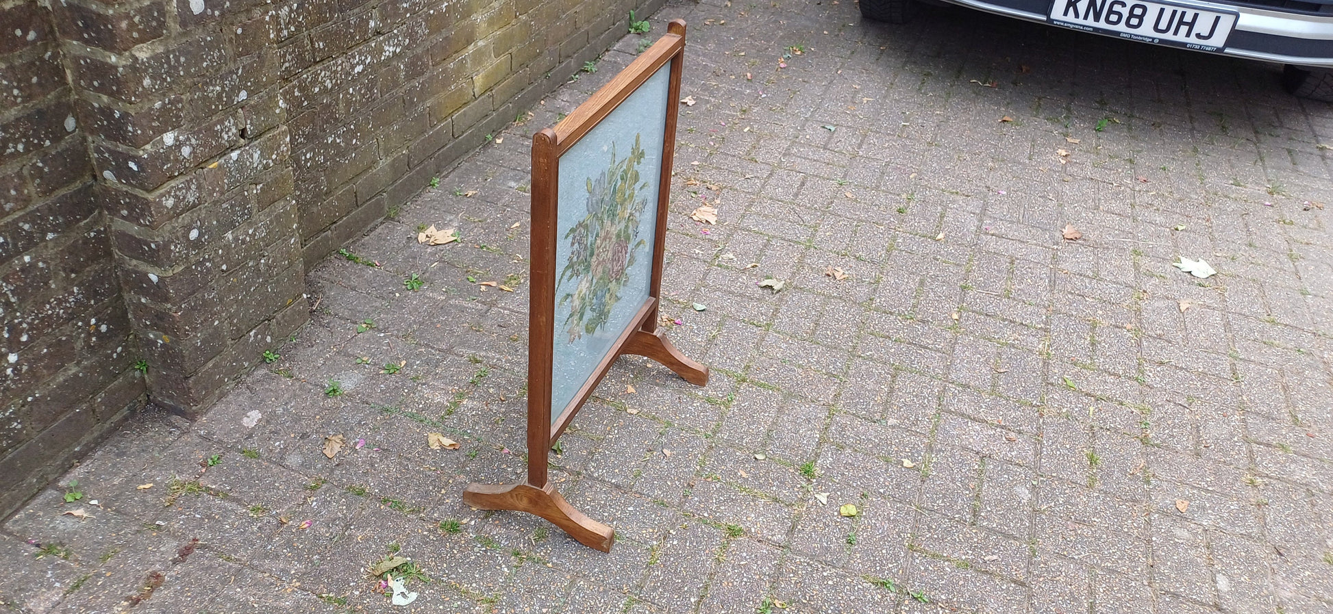Top Quality Oak Mid 20th Century Fire Screen Flower Floral Still Life Tapestry Decoration Glazed Fireplace Guard.