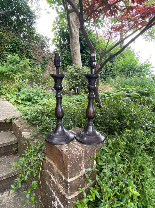 excellent pair of black and gold metal lamp; vintage table lamps; pair of lamps; up to date wiring and working; lovely black metal witha gold metallic tarnish shining through.