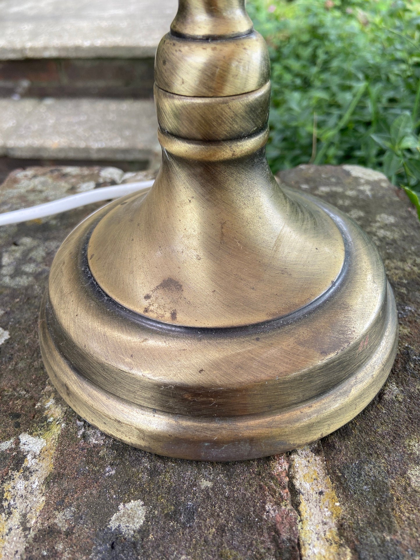 Brass effect metal vintage table lamp - working condition, antique gold bronze colouring, classic stick style