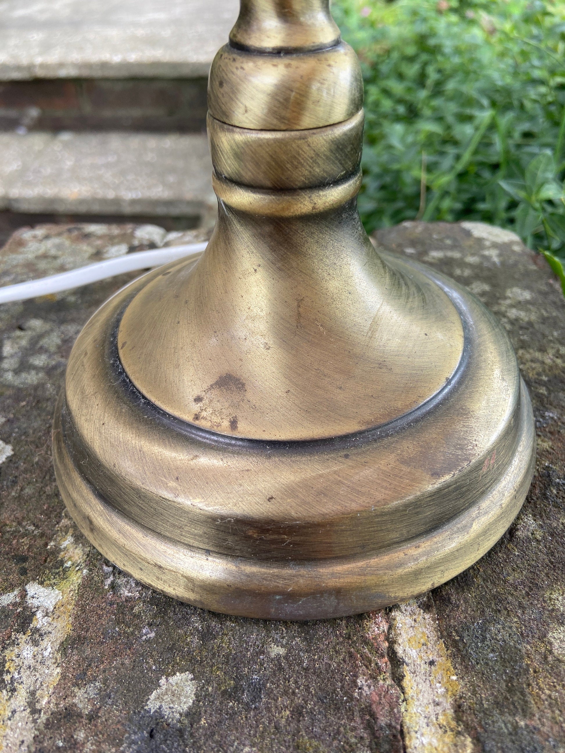 Brass effect metal vintage table lamp - working condition, antique gold bronze colouring, classic stick style