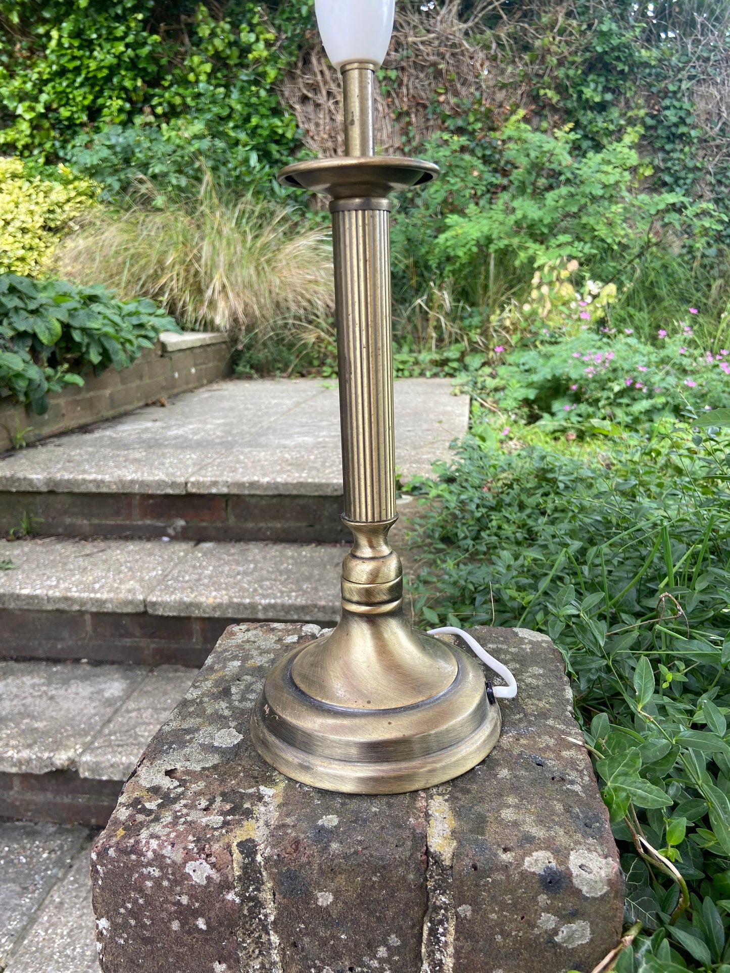 Brass effect metal vintage table lamp - working condition, antique gold bronze colouring, classic stick style