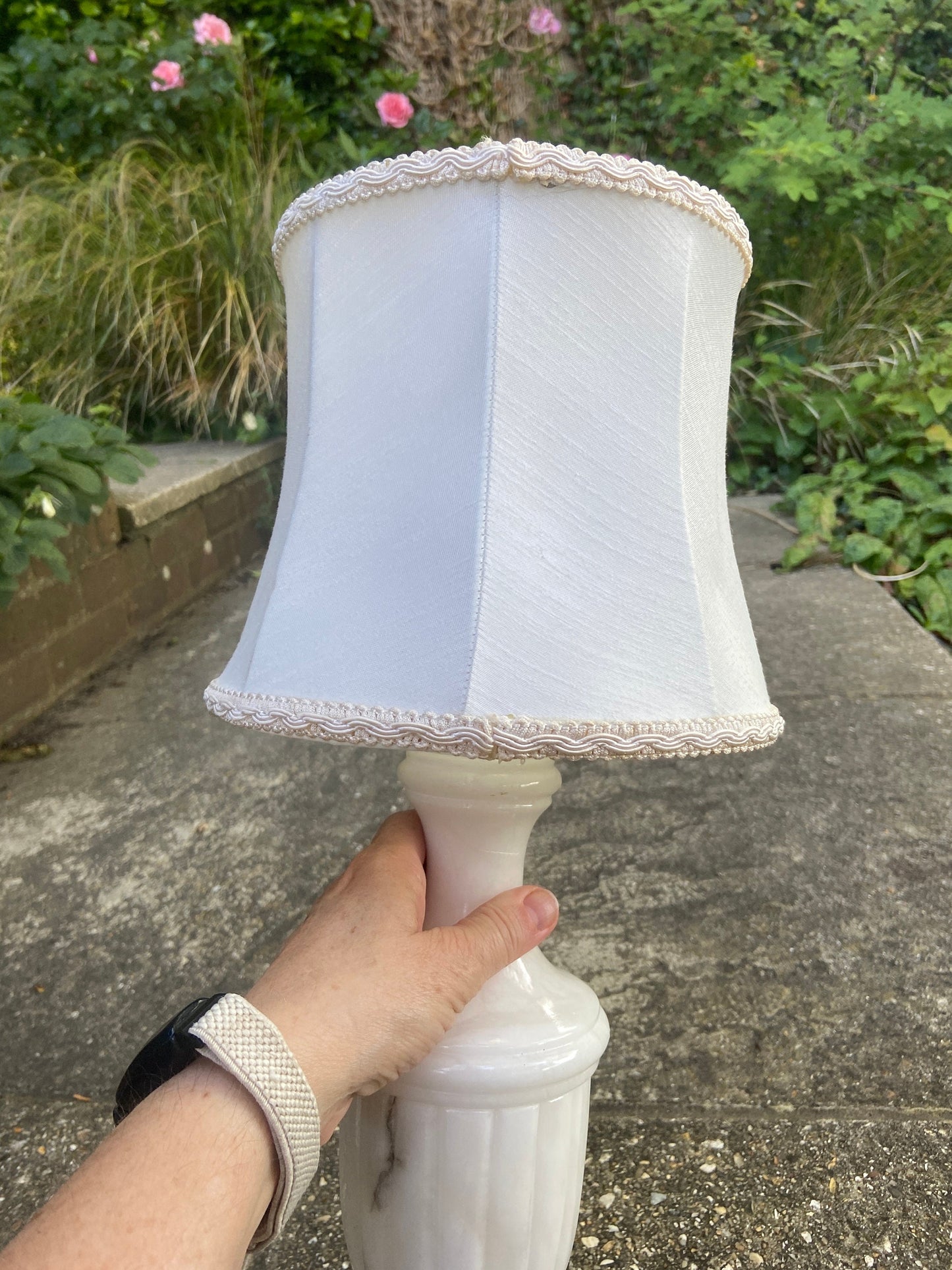 Large vintage creamy white alabaster table lamp and matching vintage shade; quality vintage lamp, 1980s/1990s, working condition