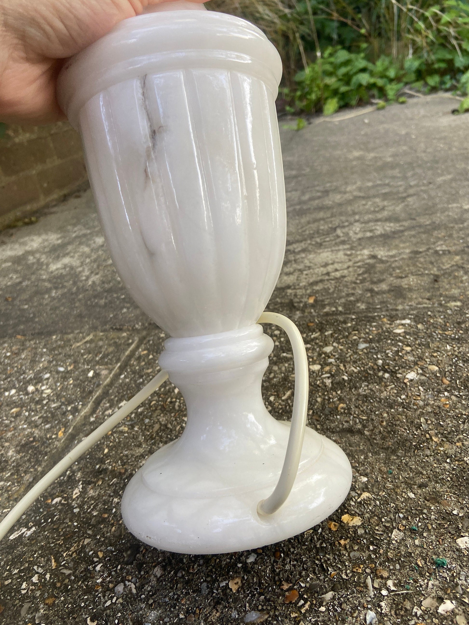 Large vintage creamy white alabaster table lamp and matching vintage shade; quality vintage lamp, 1980s/1990s, working condition