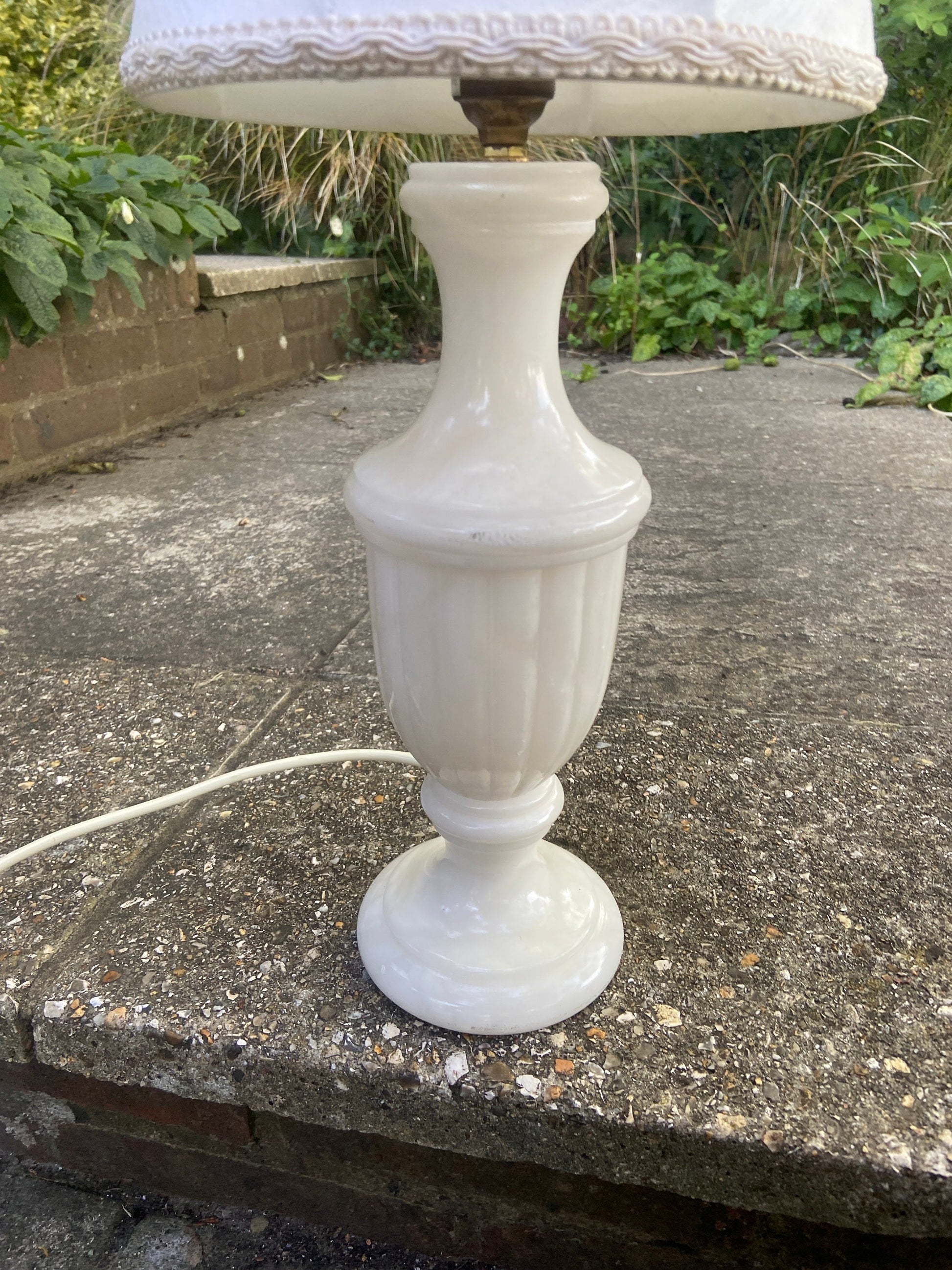 Large vintage creamy white alabaster table lamp and matching vintage shade; quality vintage lamp, 1980s/1990s, working condition