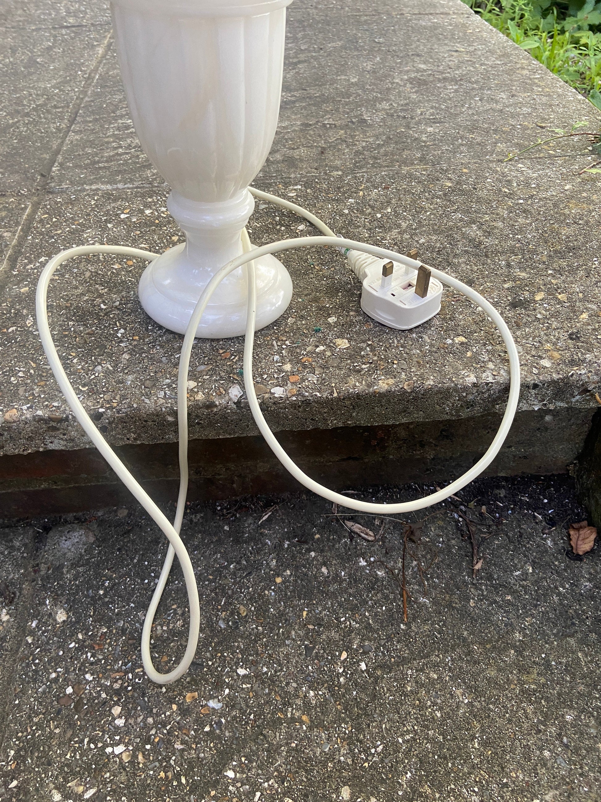 Large vintage creamy white alabaster table lamp and matching vintage shade; quality vintage lamp, 1980s/1990s, working condition