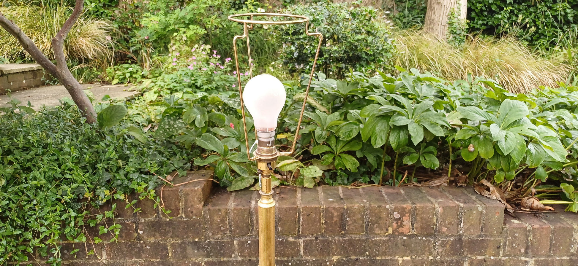 Classic 70s Working Onyx and Gold Standard Lamp.