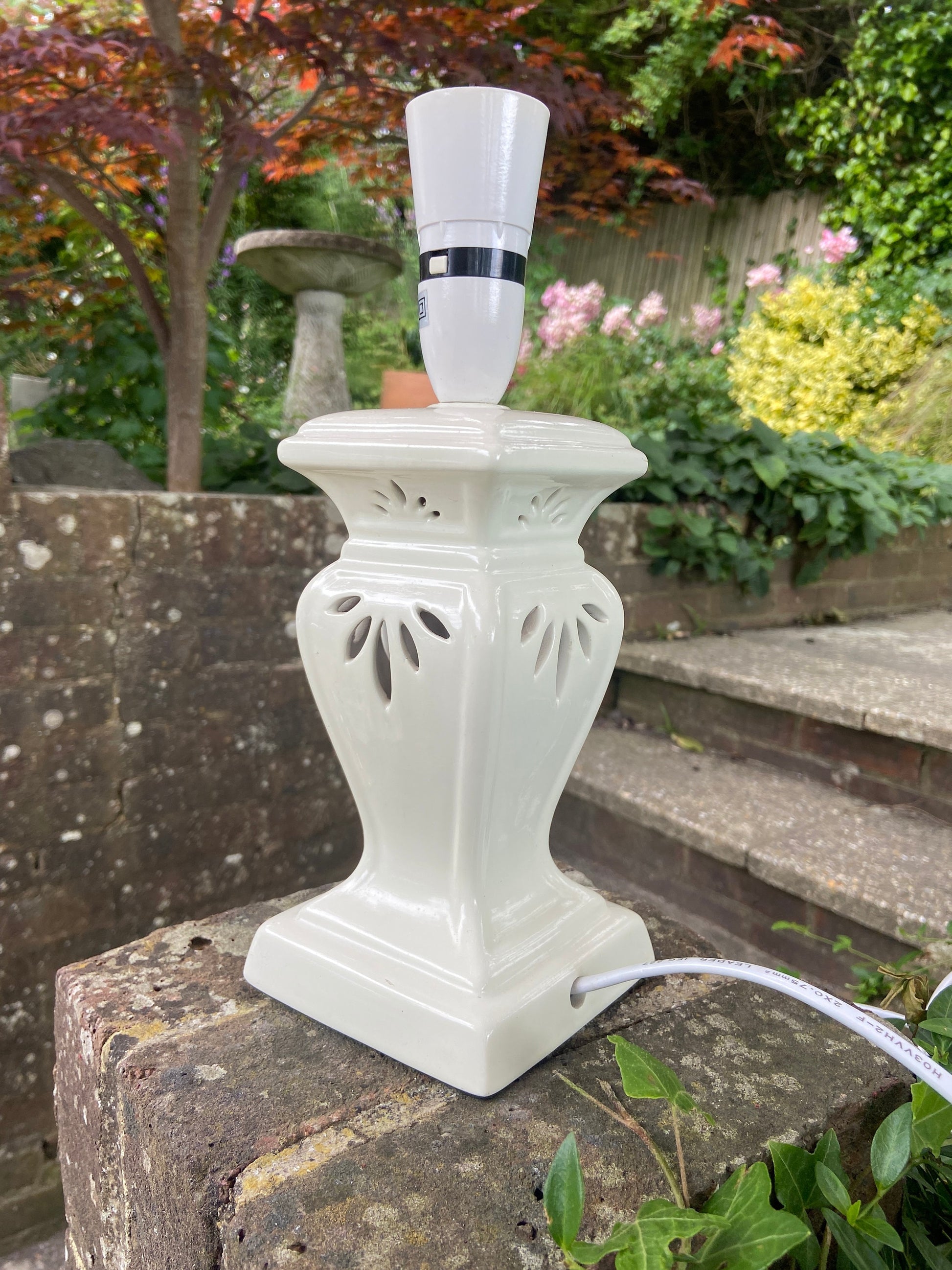 Creamy white ceramic lantern style vintage table lamp - working condition