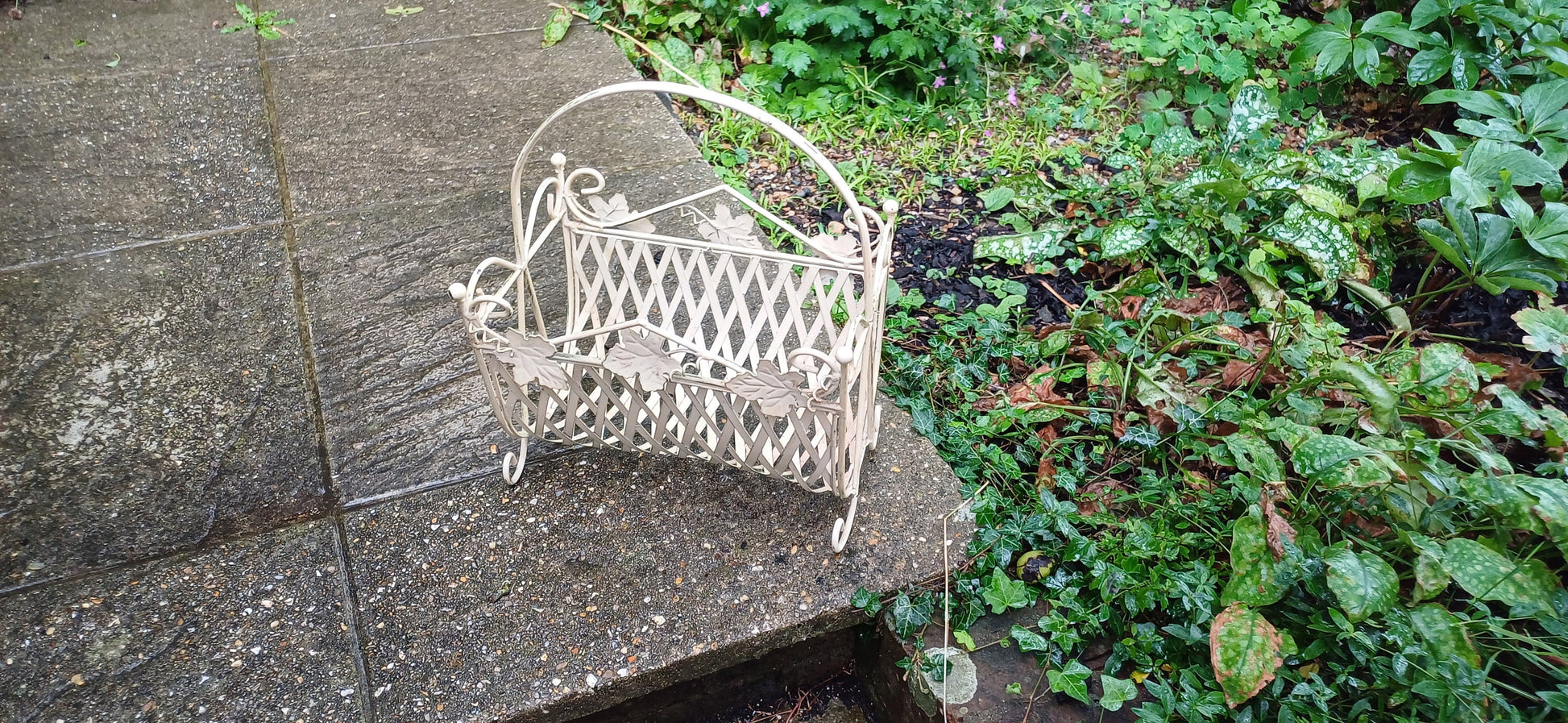 Vintage Style Metal Storage Basket Magazine Rack Storage Painted Cream