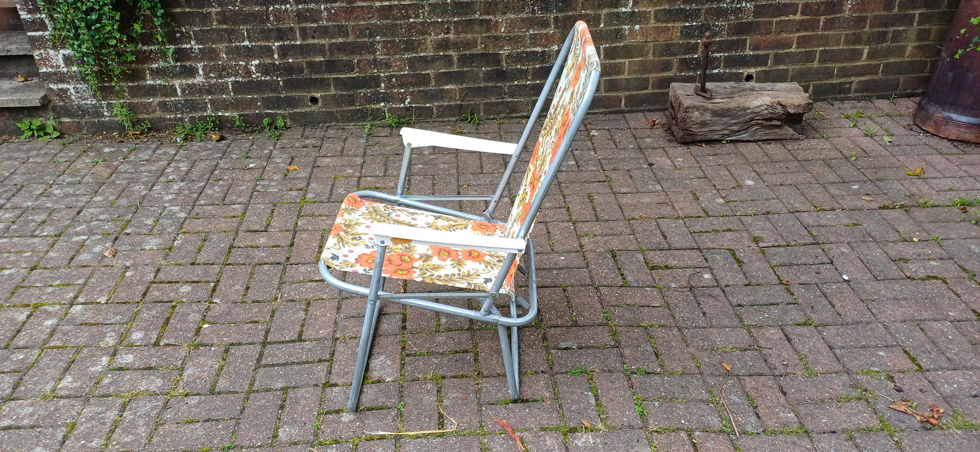 Vintage Retro 70s Sprung Deckchair. Folding. Funky Floral Decoration.