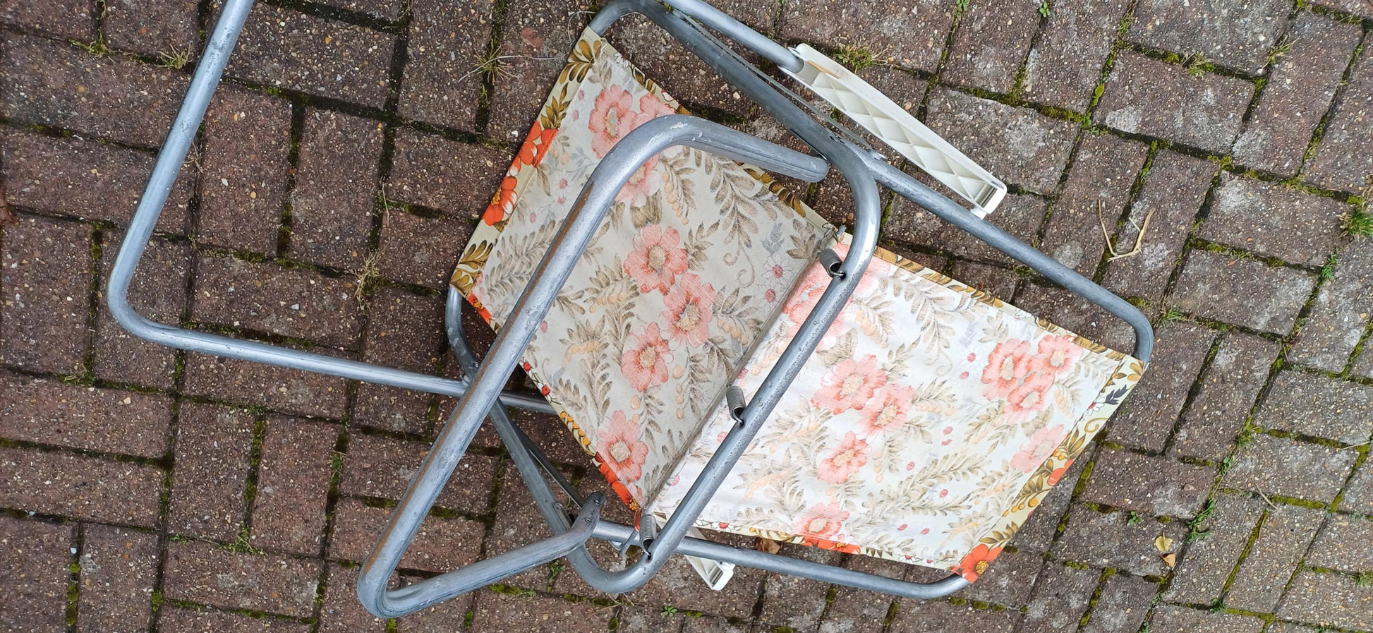 Vintage Retro 70s Sprung Deckchair. Folding. Funky Floral Decoration.