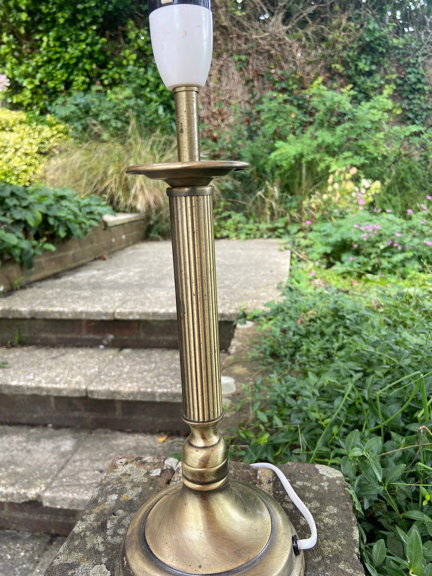 Brass effect metal vintage table lamp - working condition, antique gold bronze colouring, classic stick style