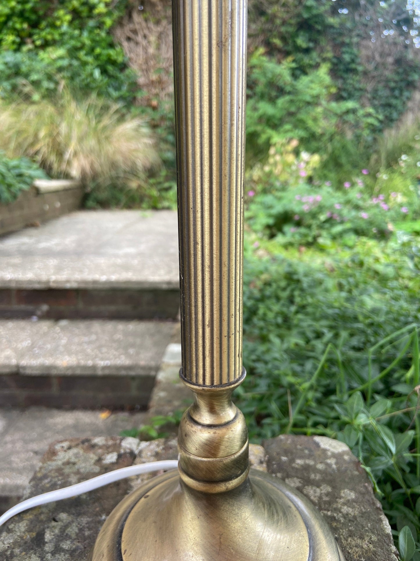 Brass effect metal vintage table lamp - working condition, antique gold bronze colouring, classic stick style