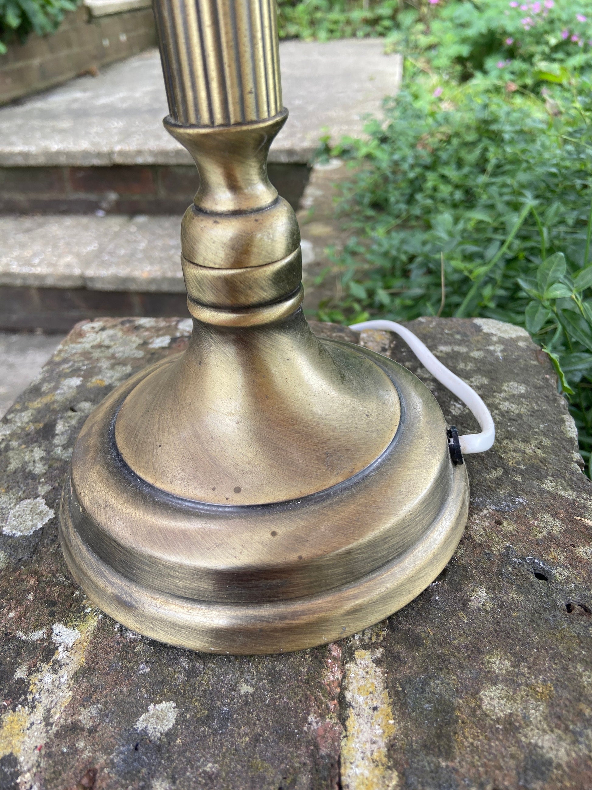 Brass effect metal vintage table lamp - working condition, antique gold bronze colouring, classic stick style