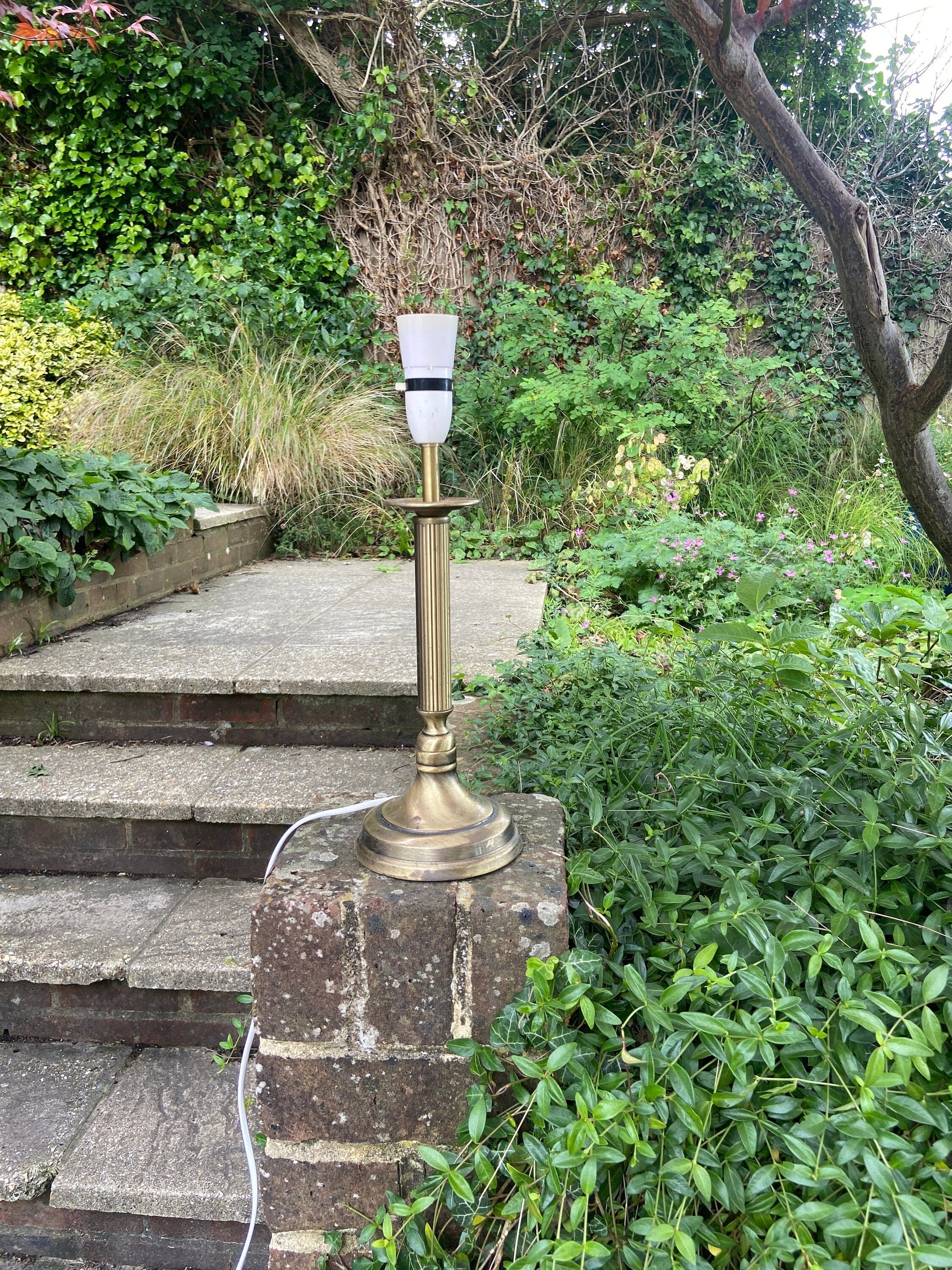 antique brass gold coloured classic vintage table lamp. Early 2000s. classic stick lamp style. attractive and elegant. working.