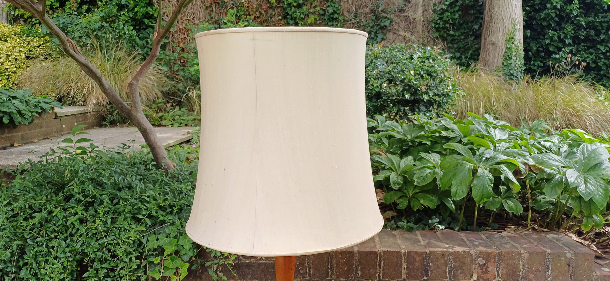Beautiful Quality 70s Vintage Turned Wood and Brass Standard Lamp and Lampshade Working.