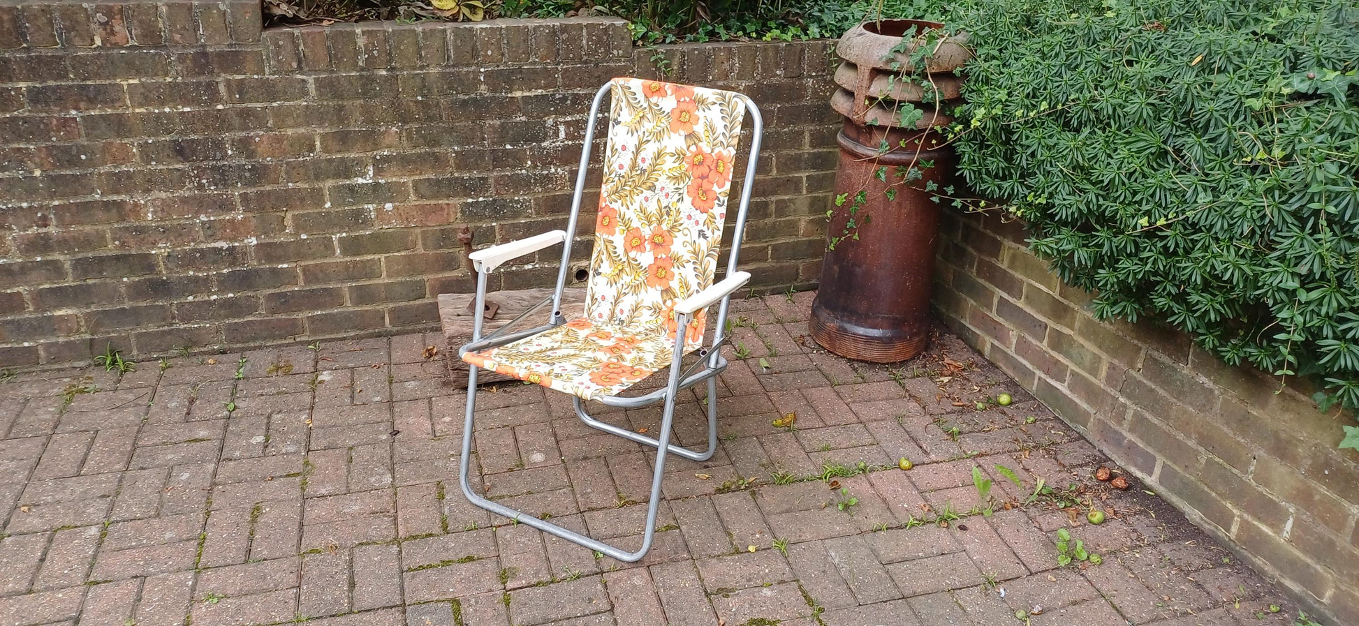 Vintage Retro 70s Sprung Deckchair. Folding. Funky Floral Decoration.
