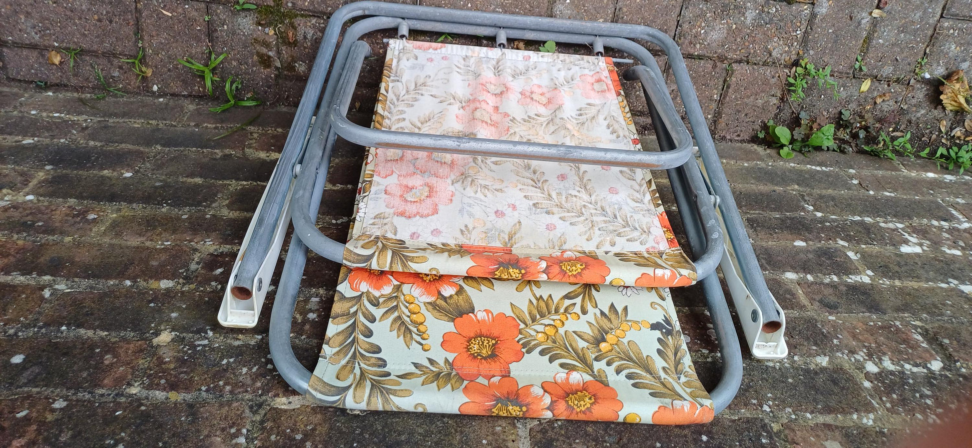 Vintage Retro 70s Sprung Deckchair. Folding. Funky Floral Decoration.