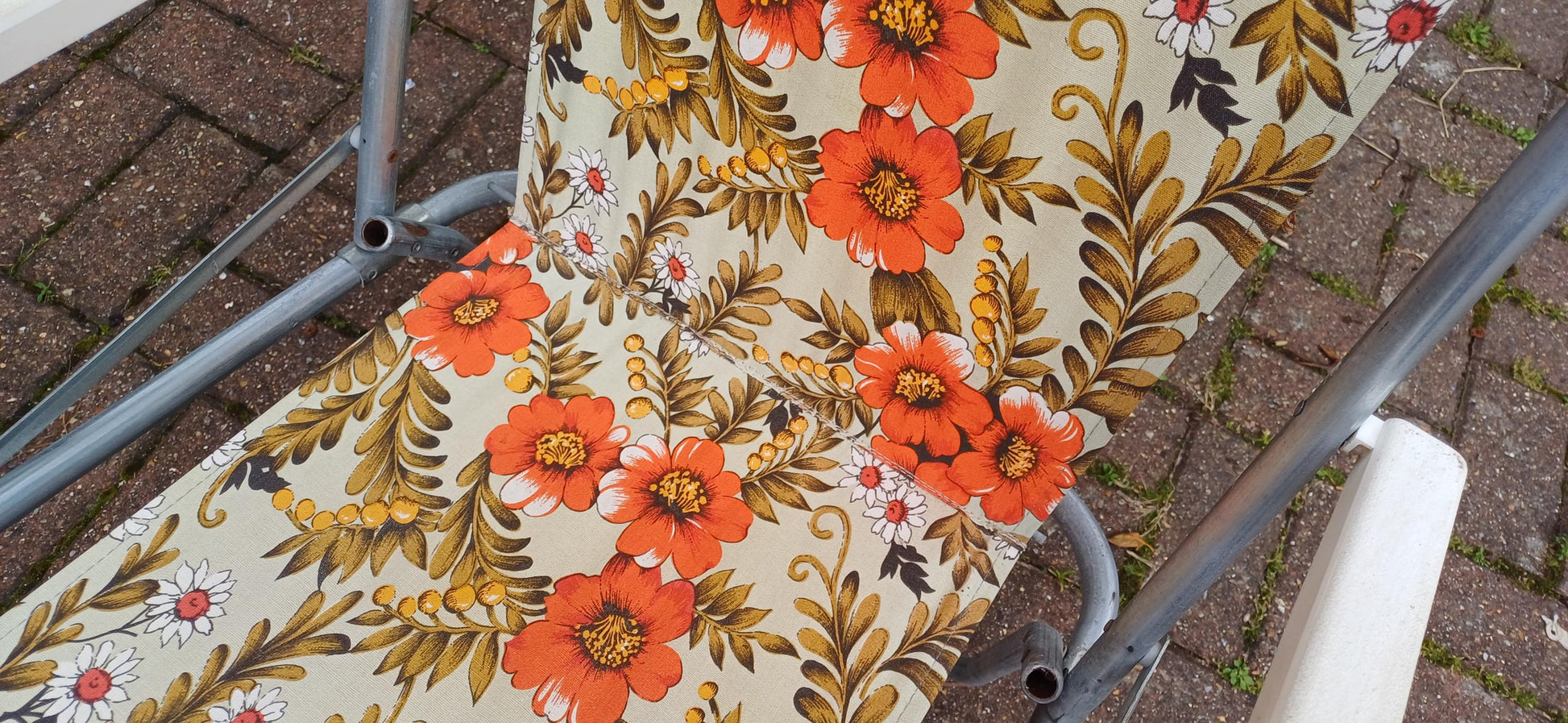 Vintage Retro 70s Sprung Deckchair. Folding. Funky Floral Decoration.