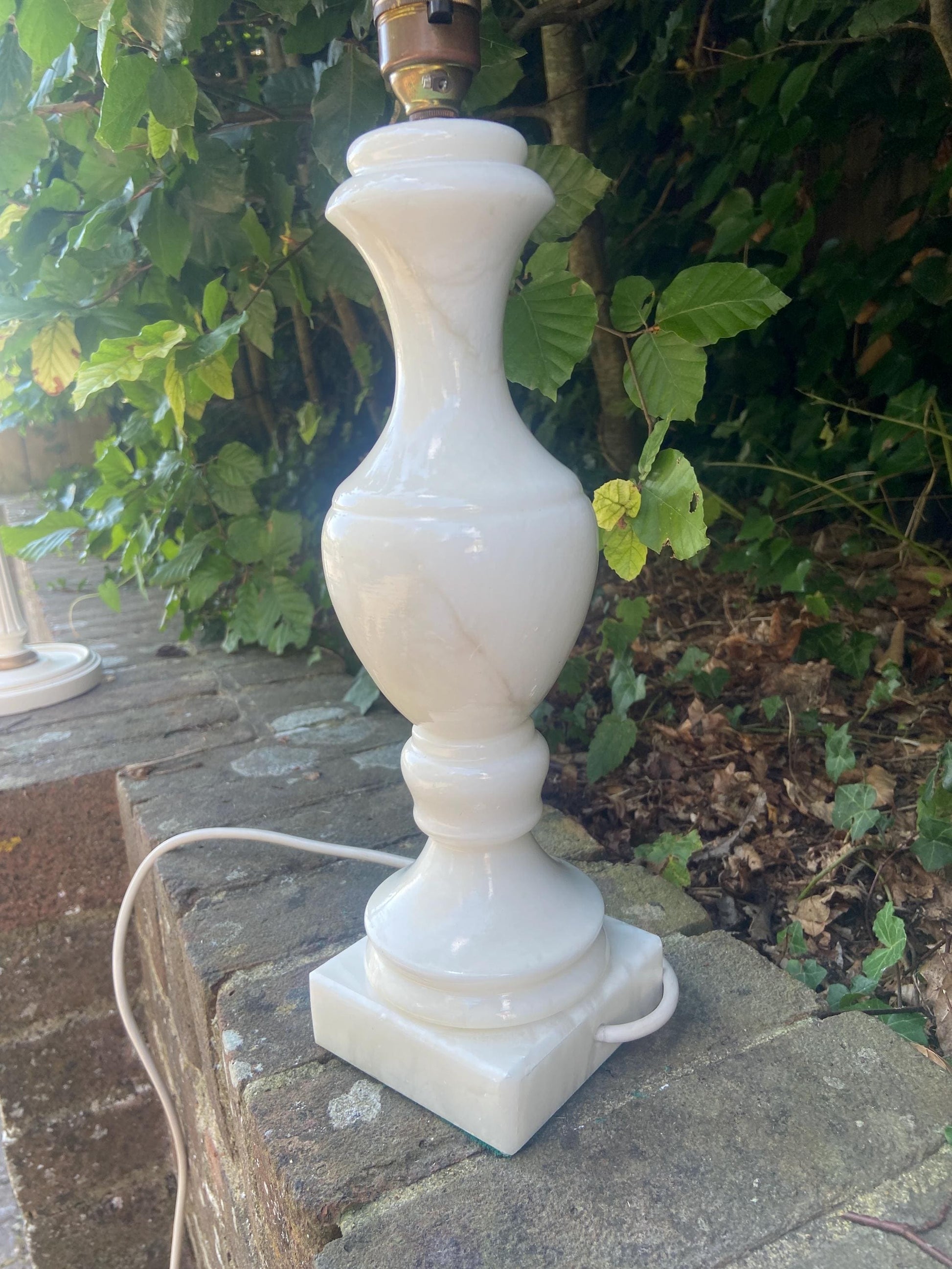 Retro Alabaster Onyx Table Lamp - cream with light grey veins - large and working