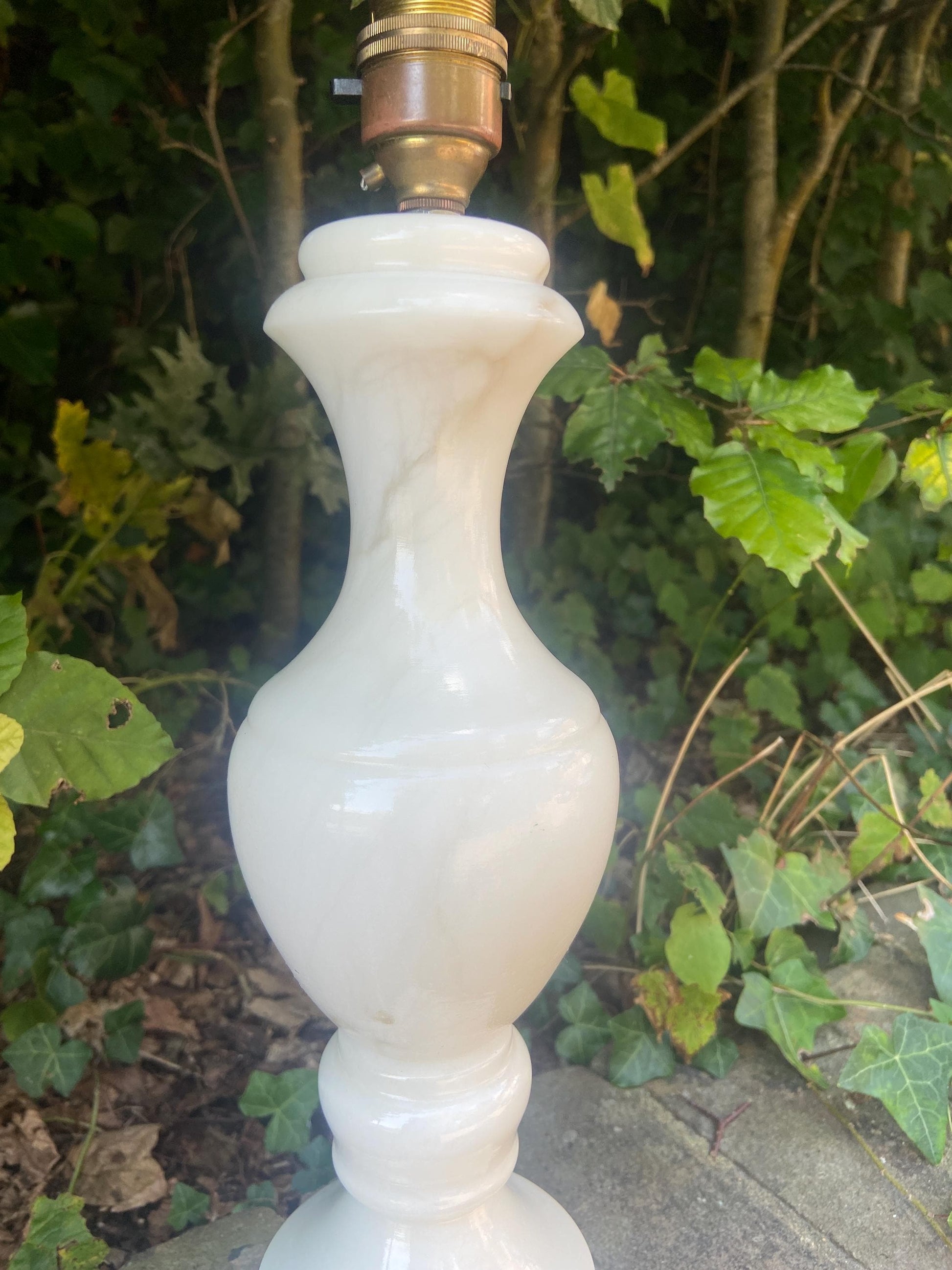 Retro Alabaster Onyx Table Lamp - cream with light grey veins - large and working