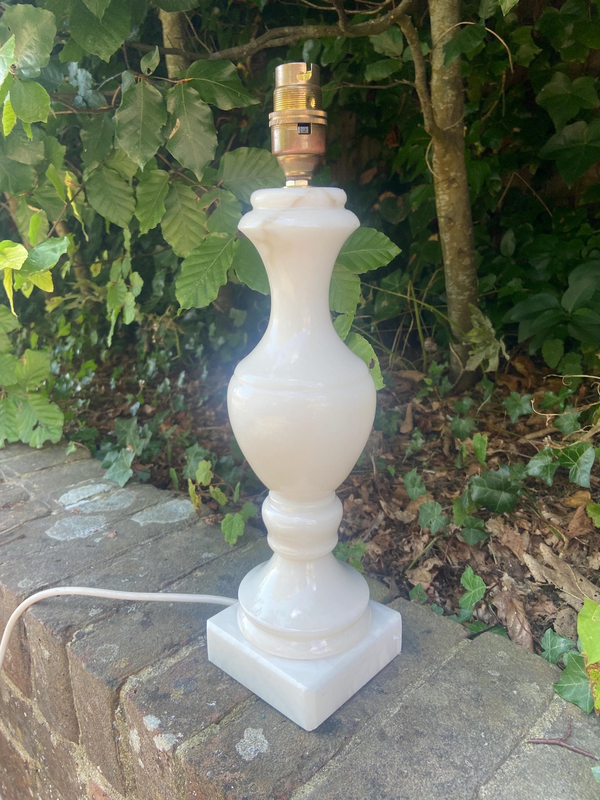 Retro Alabaster Onyx Table Lamp - cream with light grey veins - large and working